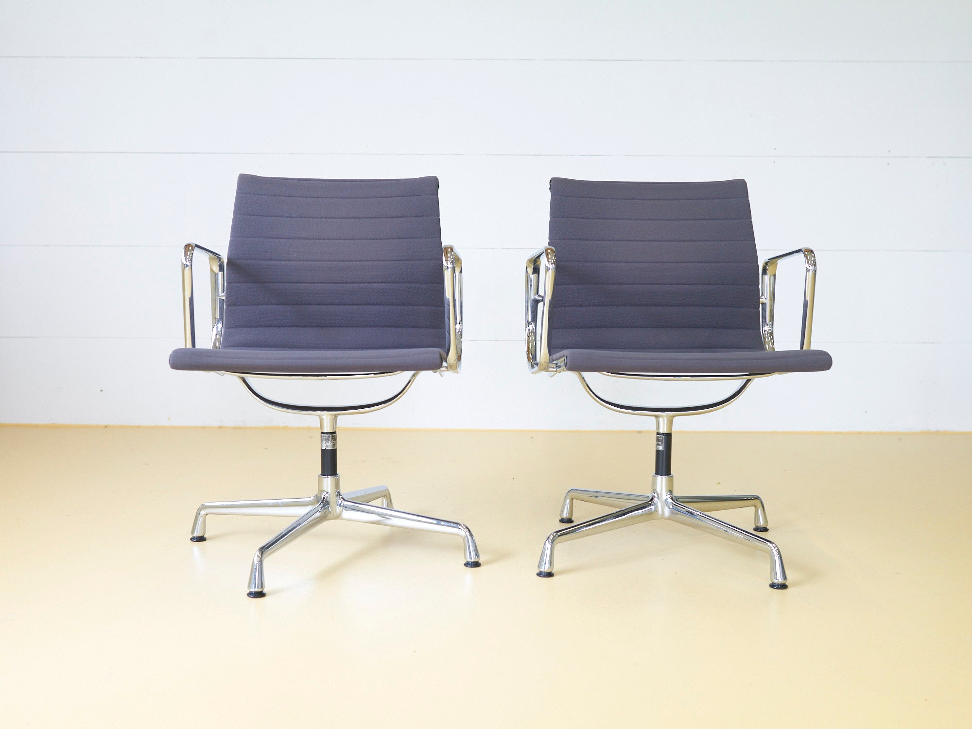 Vitra Eames Stuhl EA108, grauer Stoff & drehbar