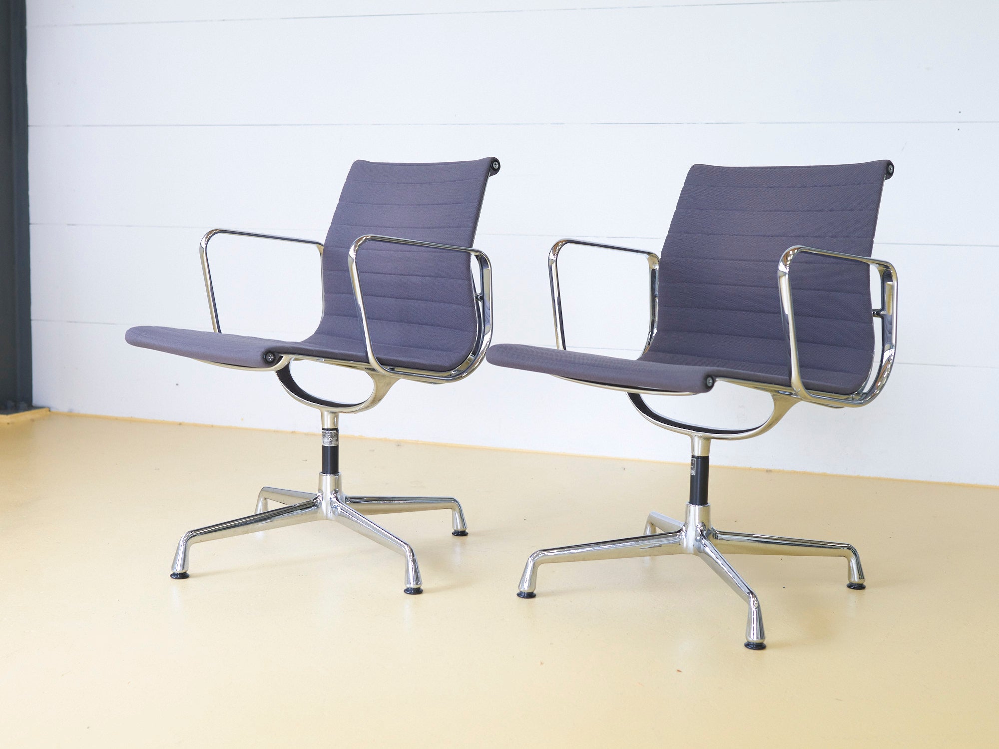 Vitra Eames Stuhl EA108, grauer Stoff & drehbar