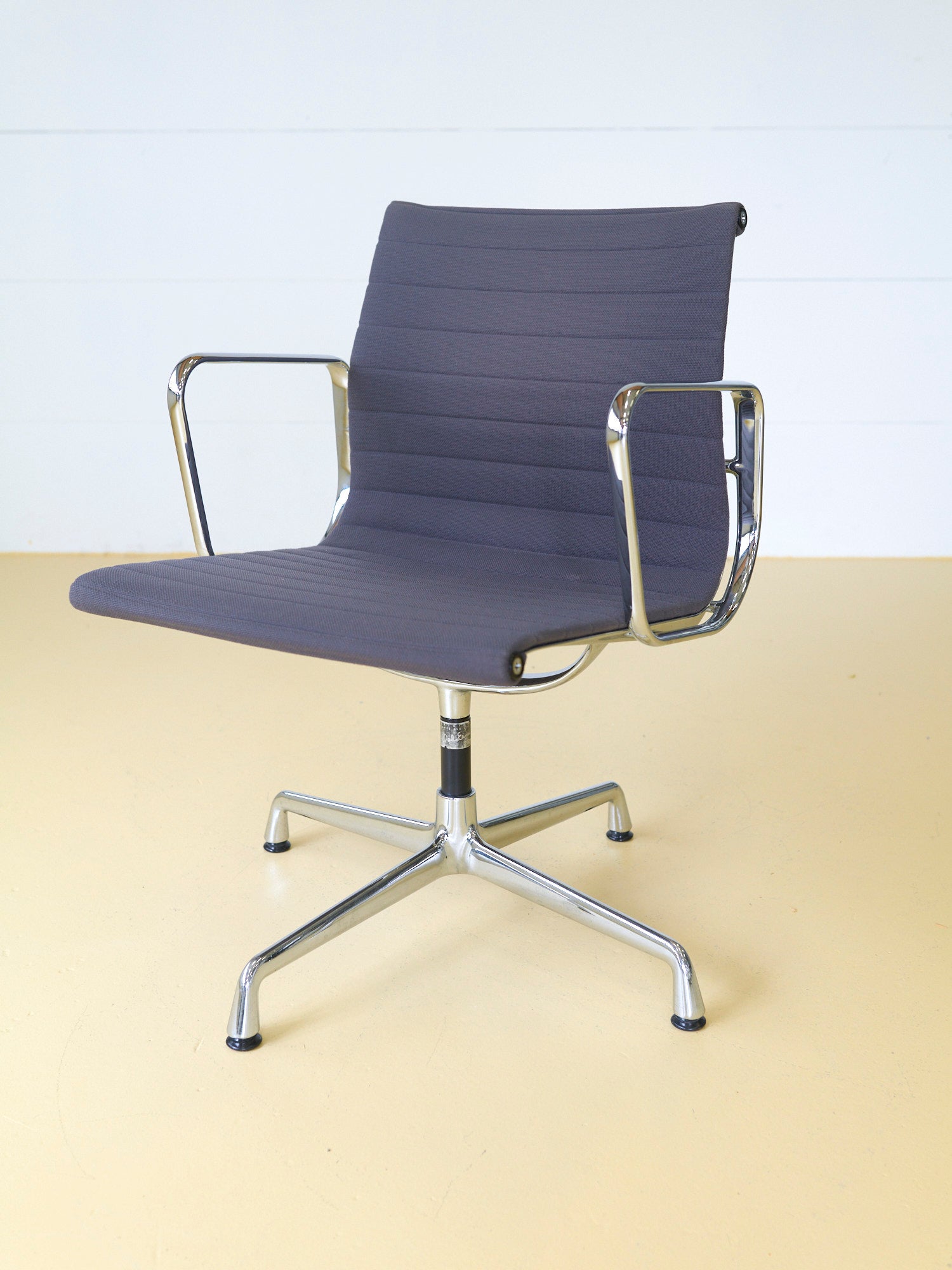 Vitra Eames Stuhl EA108, grauer Stoff & drehbar