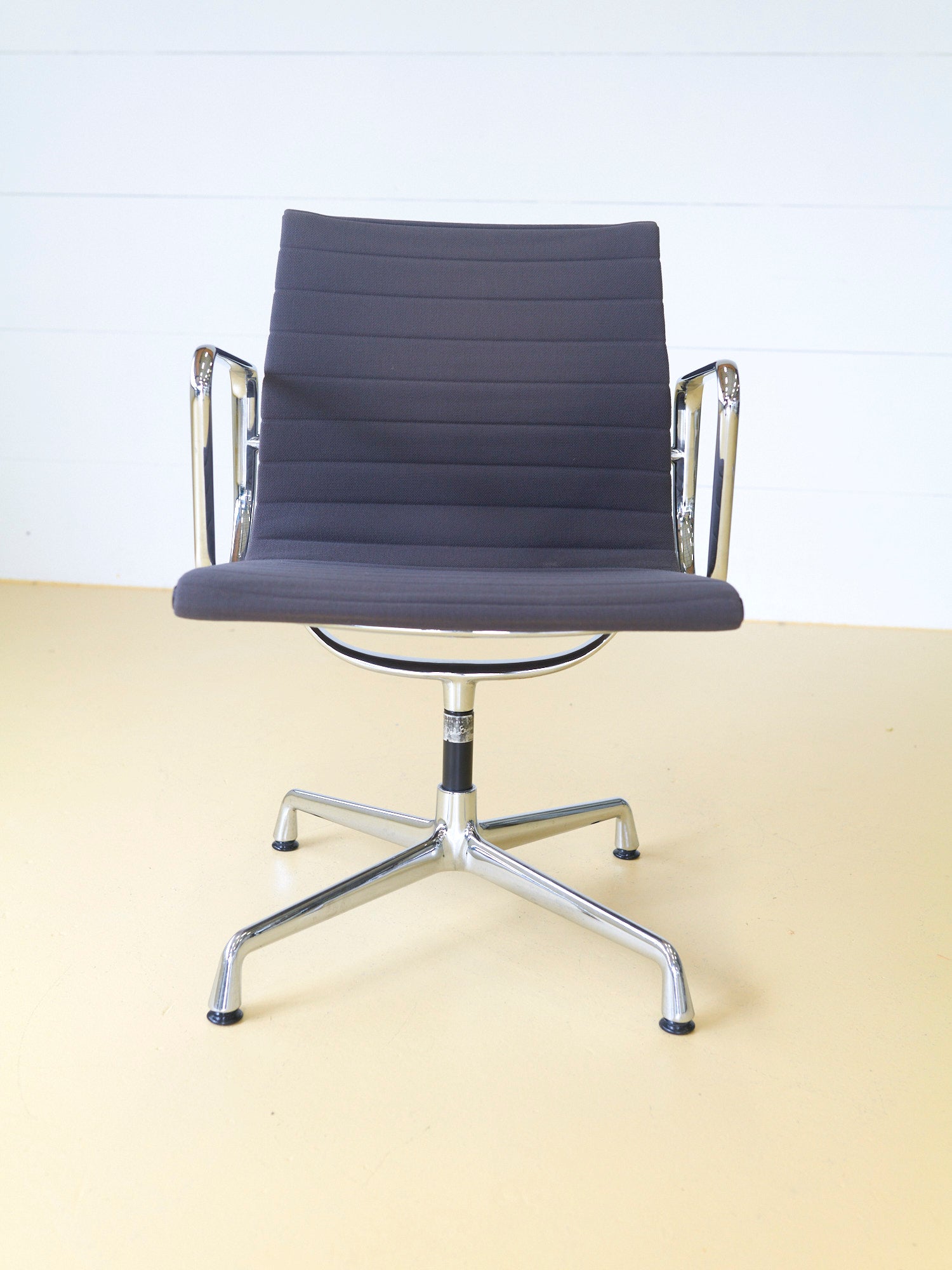 Vitra Eames Stuhl EA108, grauer Stoff & drehbar