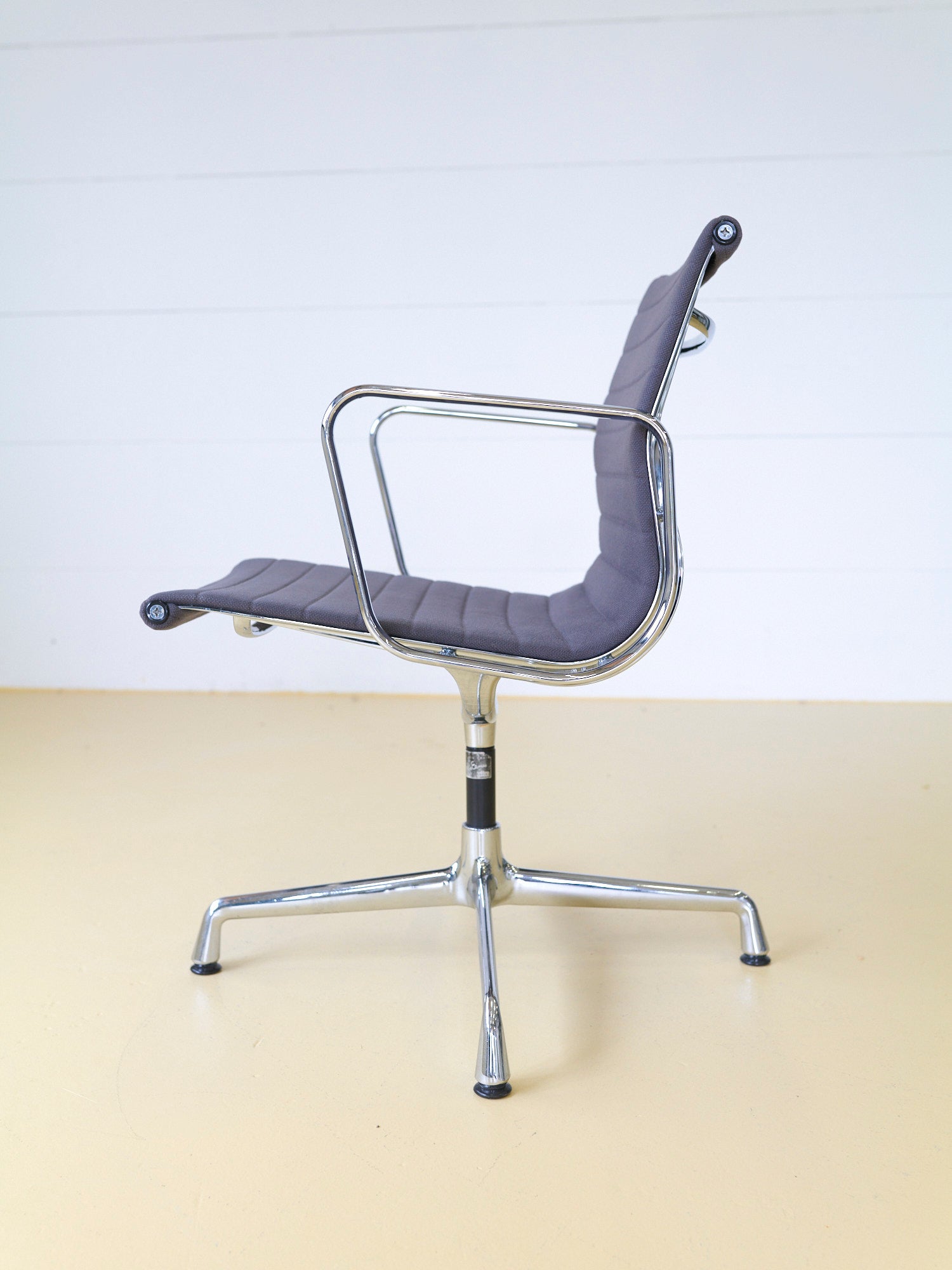 Vitra Eames Stuhl EA108, grauer Stoff & drehbar