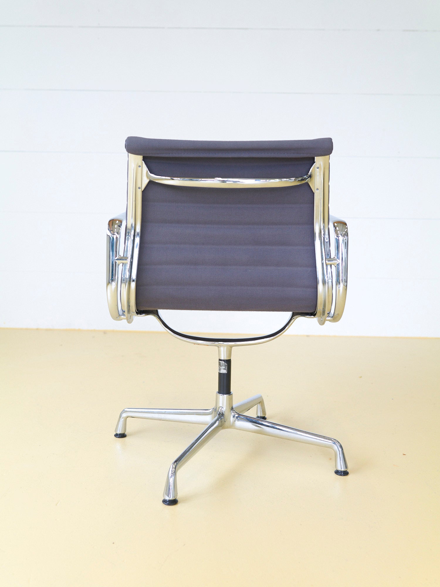 Vitra Eames Stuhl EA108, grauer Stoff & drehbar