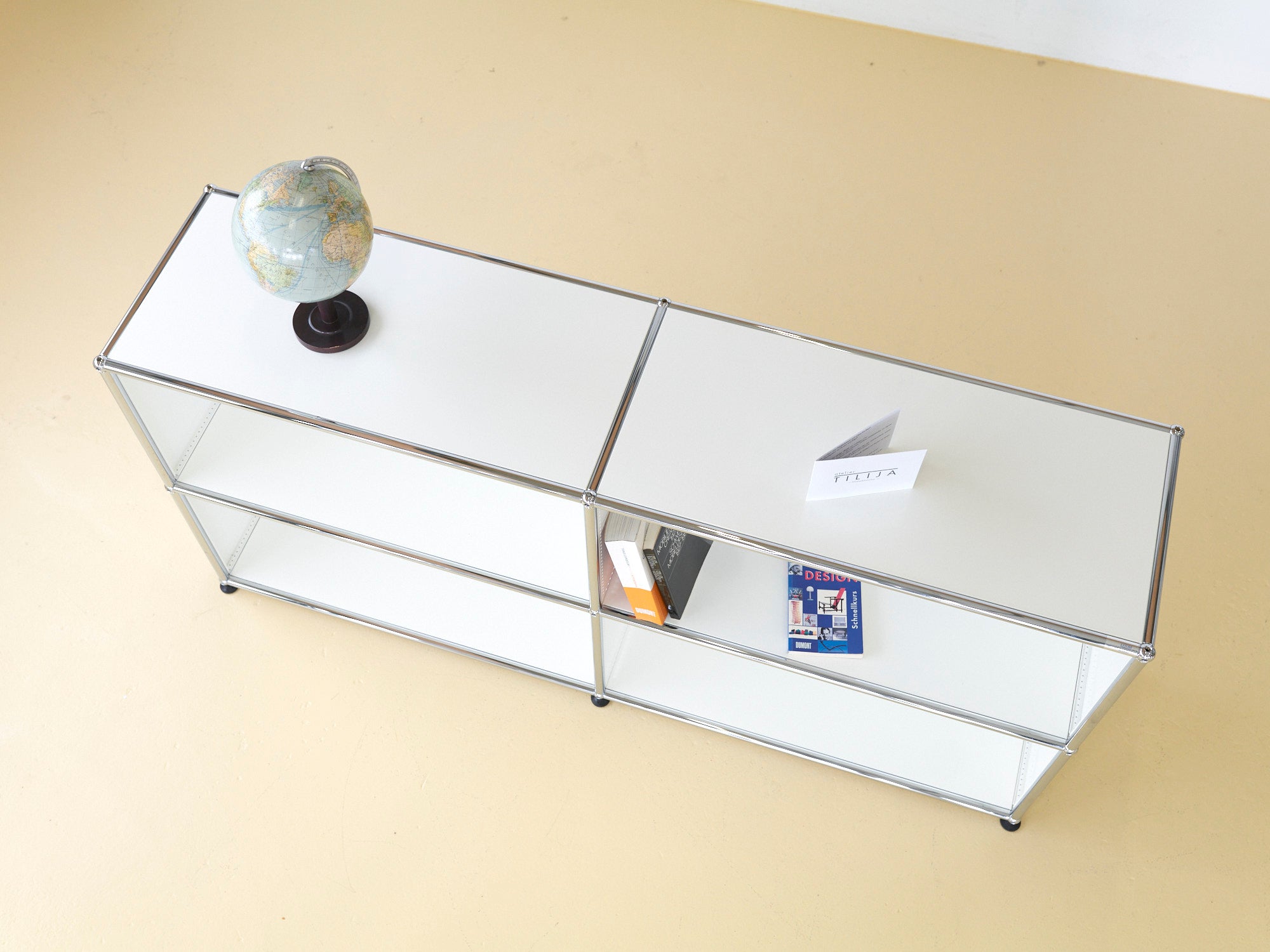 USM Haller Sideboard Secondhand in Reinweiss mit vier offenen Fächern. Modularer Schweizer Designklassiker im gepflegten Vintage-Zustand bei atelier TILIJA.