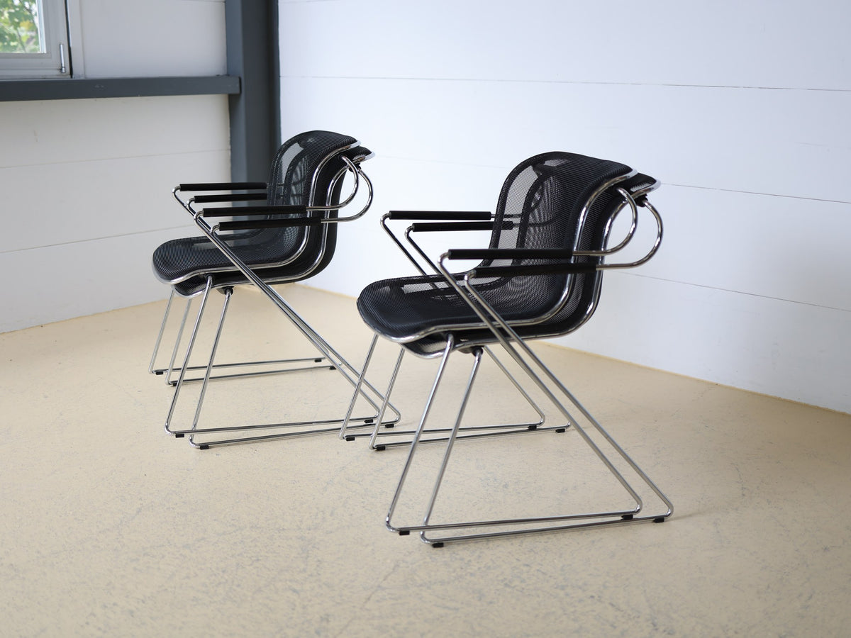 Penelope Armlehnstuhl von Anonima Castelli, Design Charles Pollock 1982, schwarzes Stahlmesh, verchromtes Kufengestell