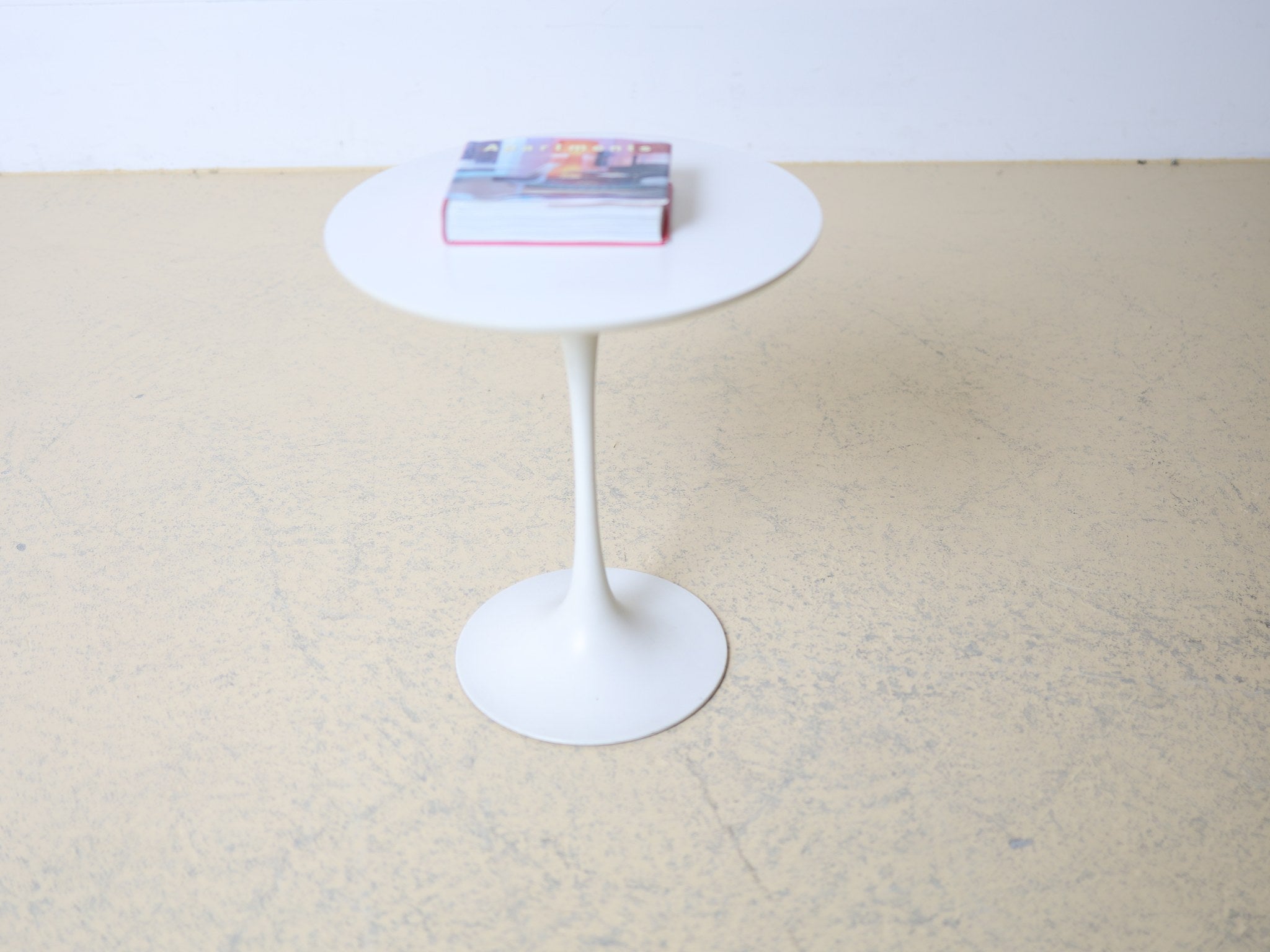 Arkana Tulip Side Table Aluminiumguss-Fuss Detail weiss lackiert