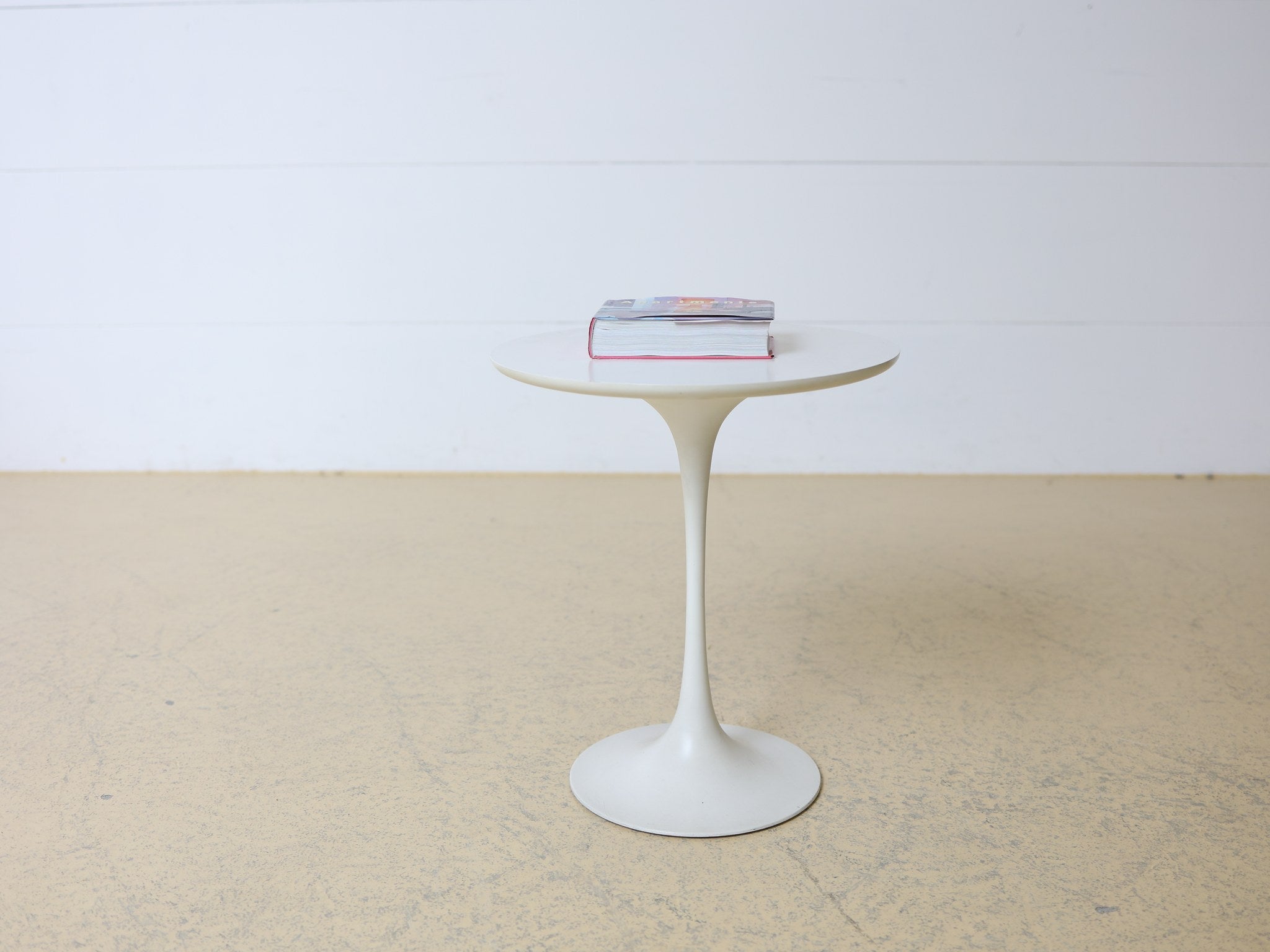 Arkana Tulip Table Seitenansicht skulpturaler Fuss