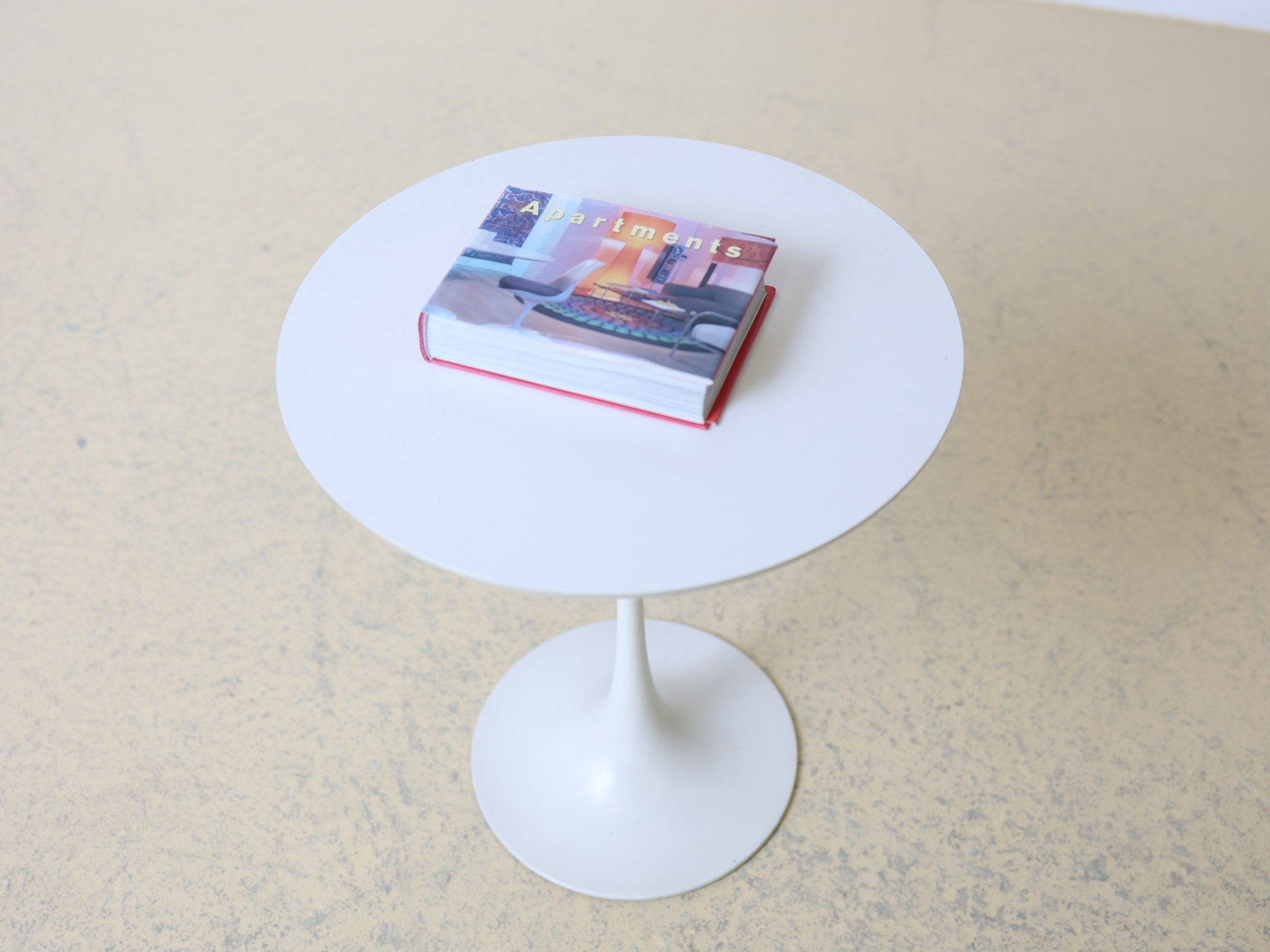 Mid-Century Modern Beistelltisch Arkana weiss Gesamtansicht