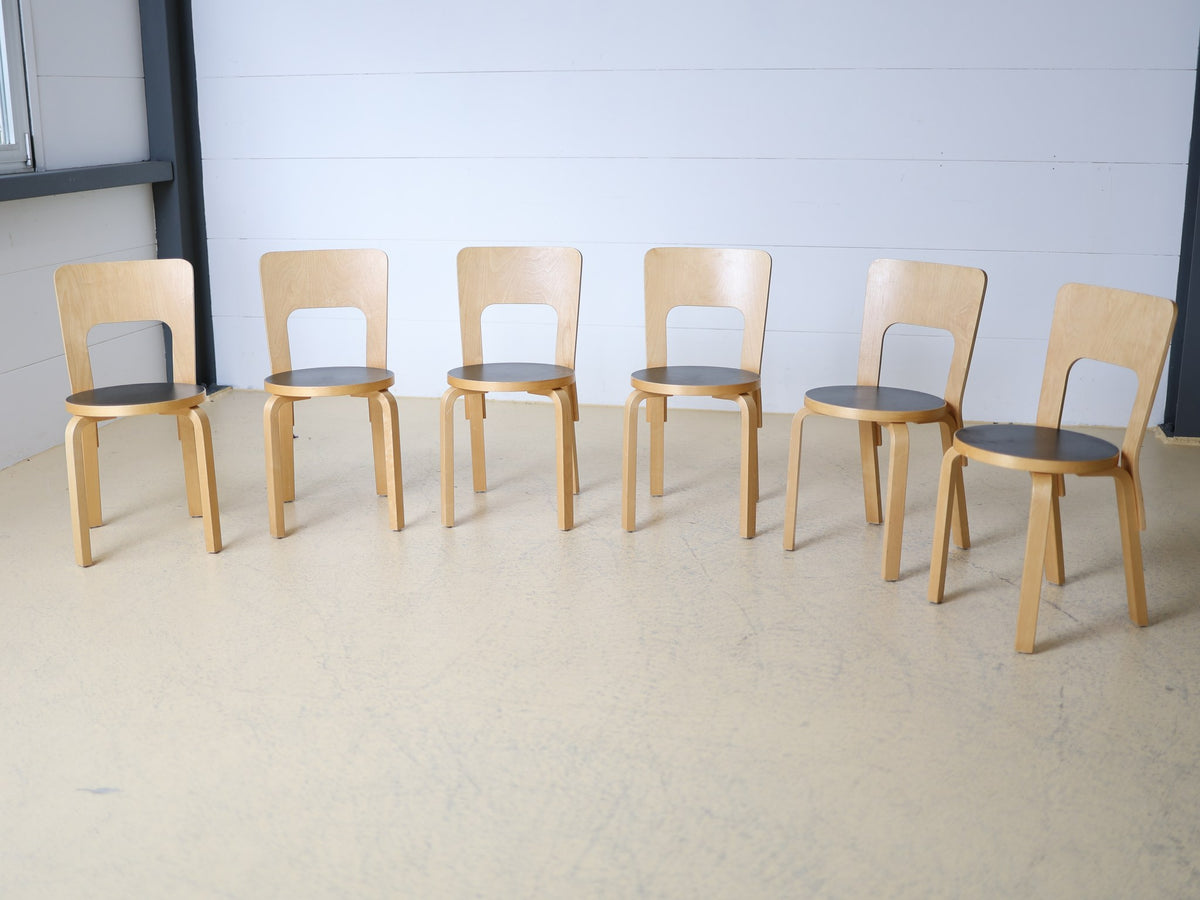 Foto 3: Artek Chair 65 Rückenlehne aus Birkensperrholz, charakteristischer rechteckiger Rücken