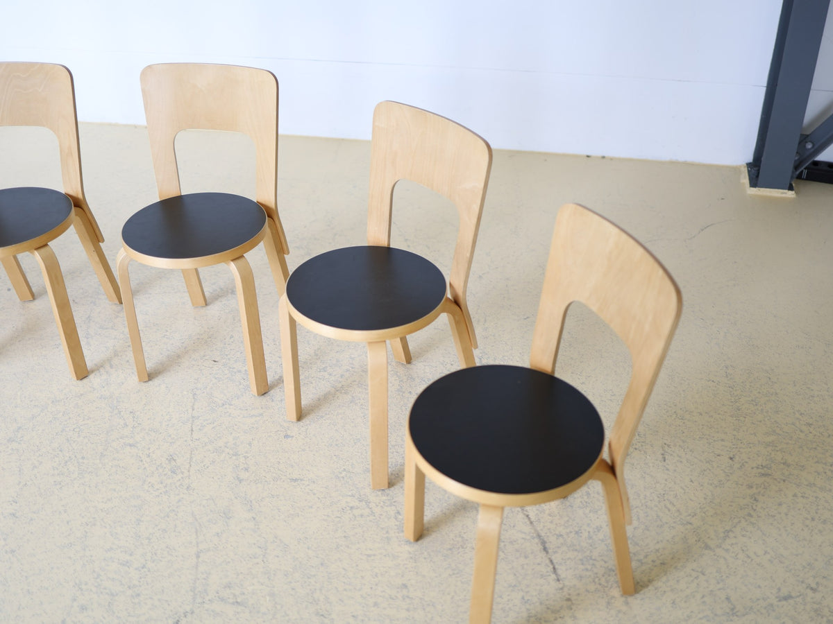 Foto 4: Detailansicht Verbindung L-Bein und Sitz, Artek Chair 65 Birke natur