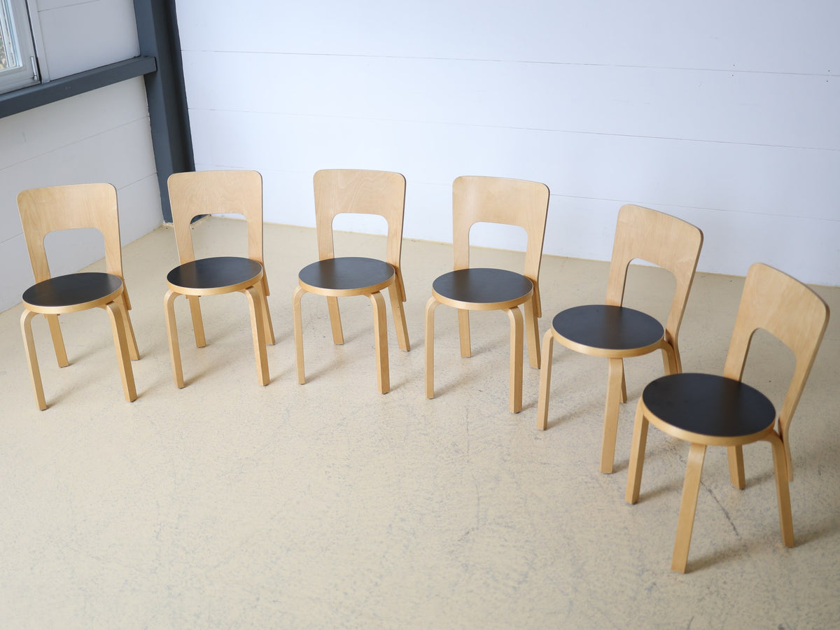 Foto 6: Artek Chair 65 Draufsicht Linoleum-Sitzfläche schwarz, Birkengestell natur