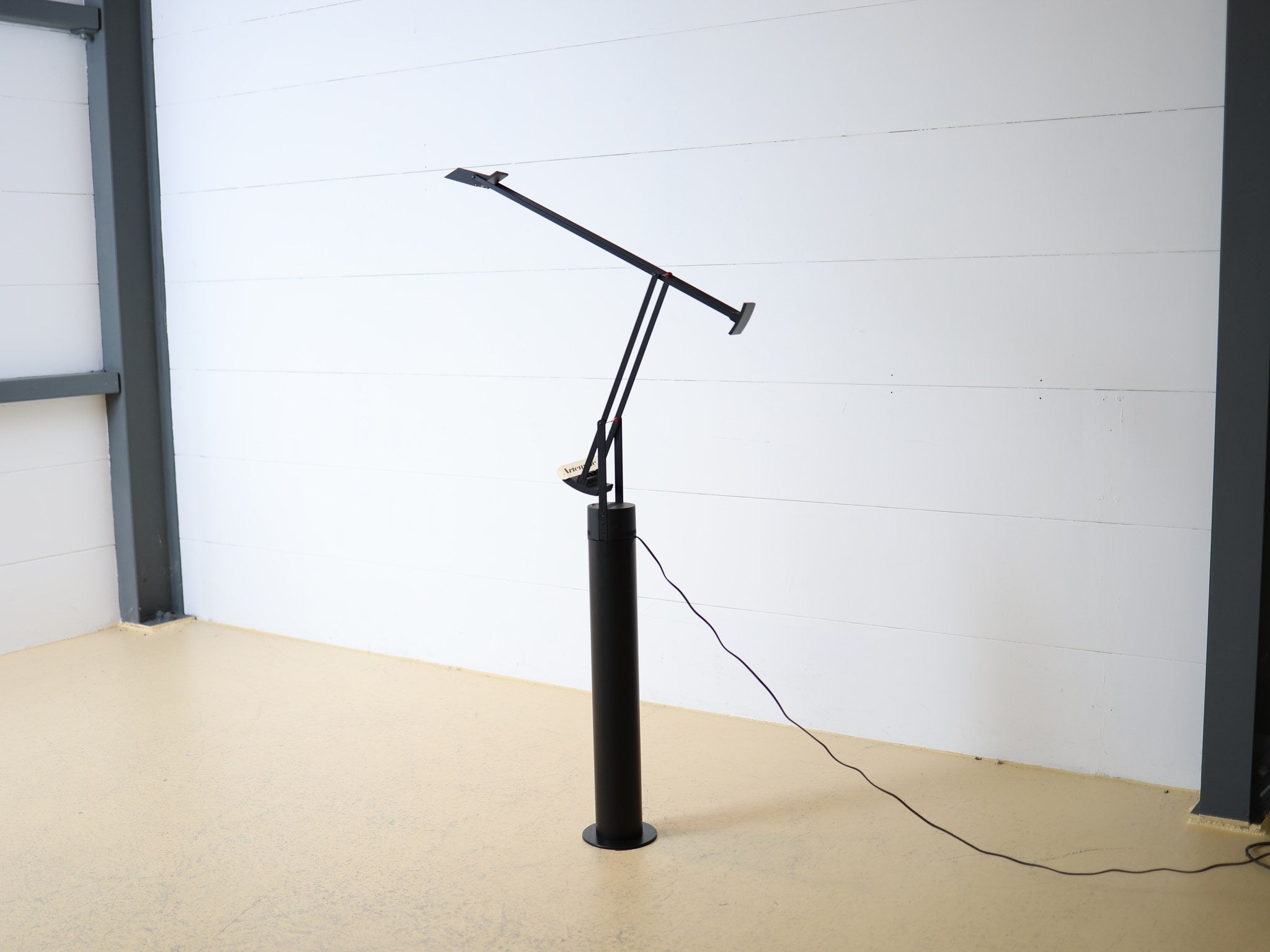 Artemide Tizio Terra Stehleuchte schwarz von Richard Sapper Gesamtansicht