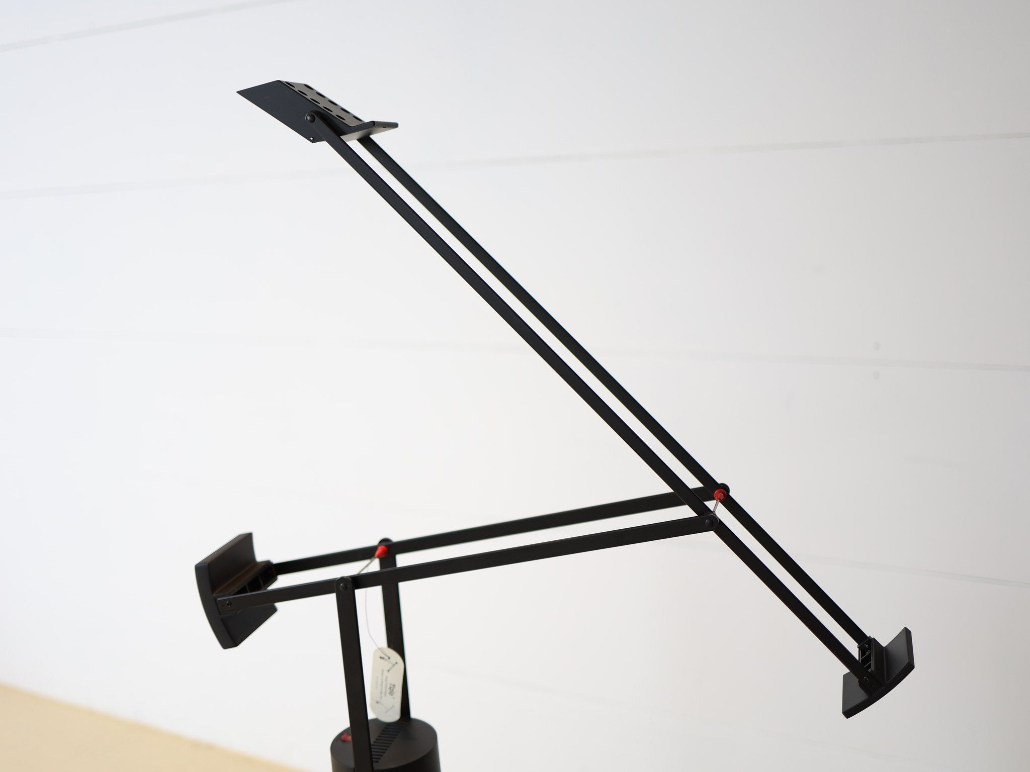 Roter Zweistufen-Schalter am Sockel der Artemide Tizio Terra