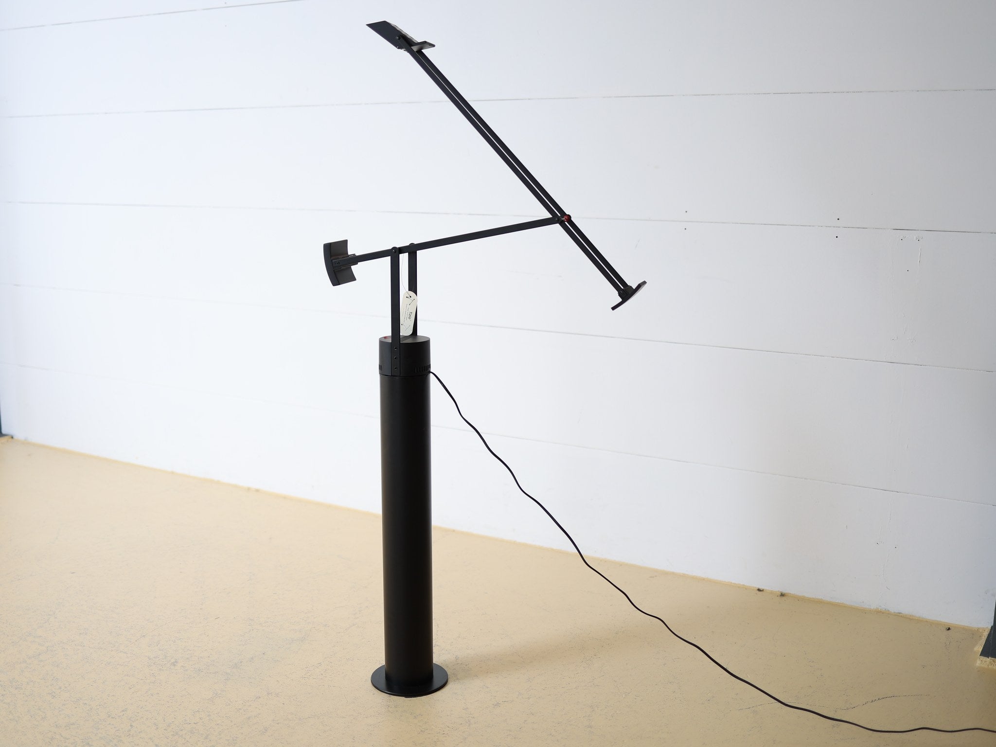 Drehgelenk mit Gegengewicht der Artemide Tizio Stehleuchte