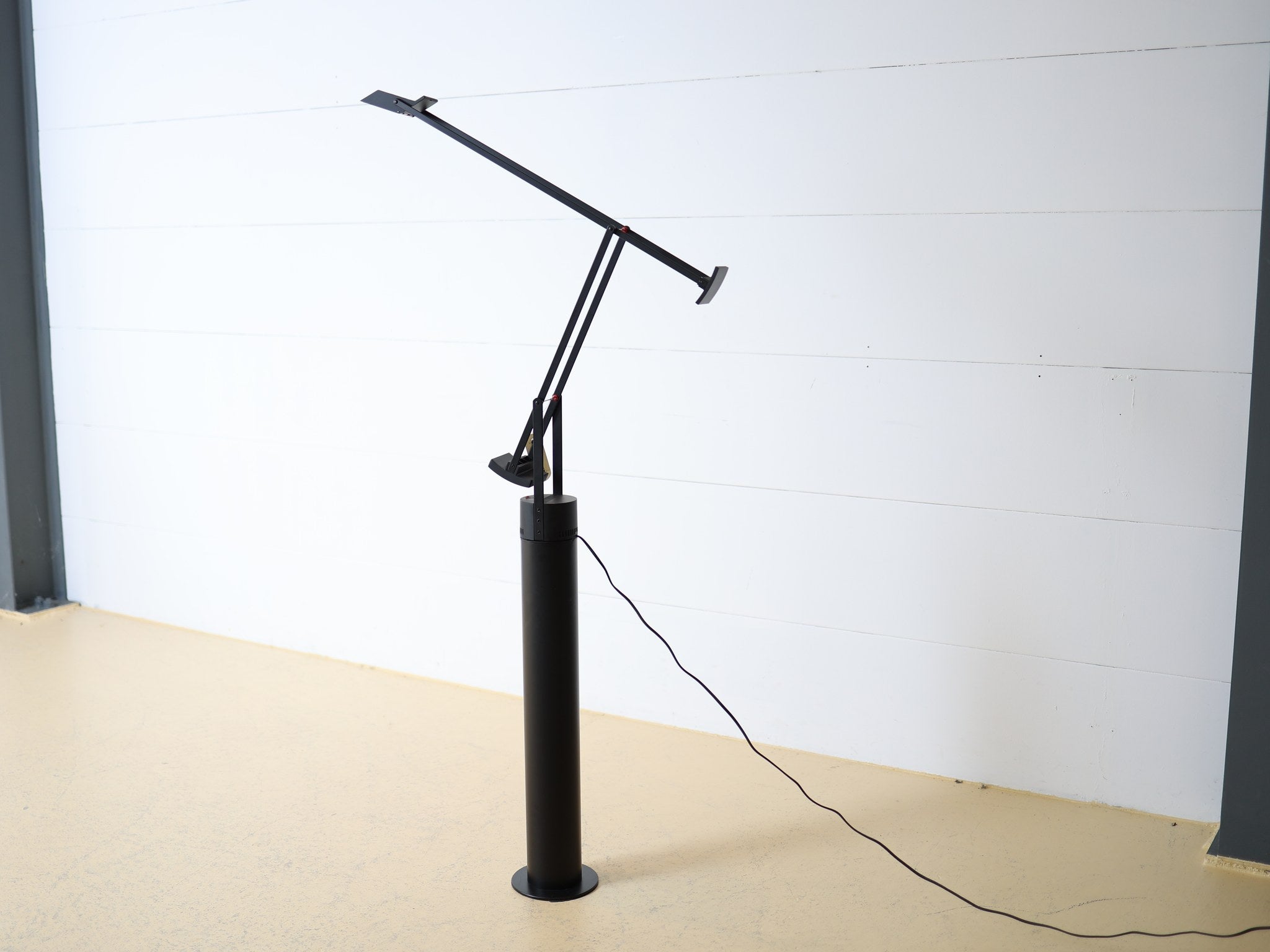 Artemide Tizio Terra Seitenansicht zweiarmiges Gelenksystem