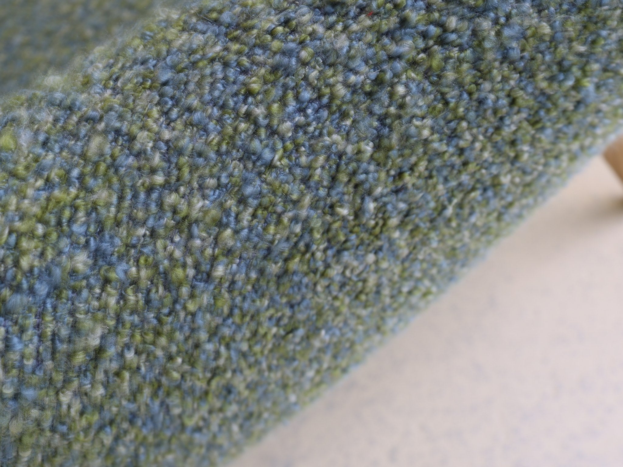 Theo Ruth Model 115 Sofa Artifort mit salbeigrünem Bouclé-Bezug Frontalansicht