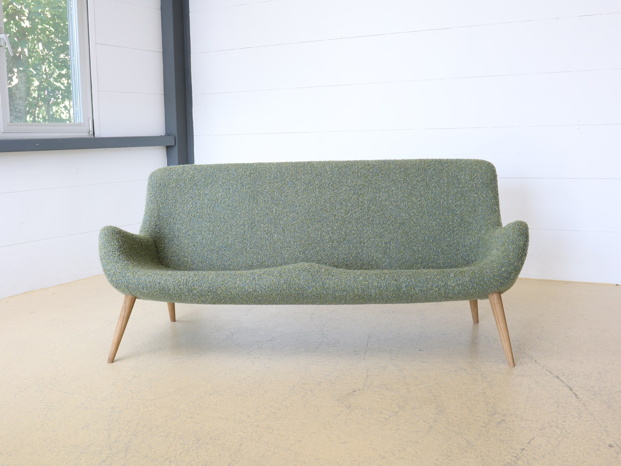 Artifort Sofa 1950er Jahre Detail der geschwungenen Armlehne in Bouclé