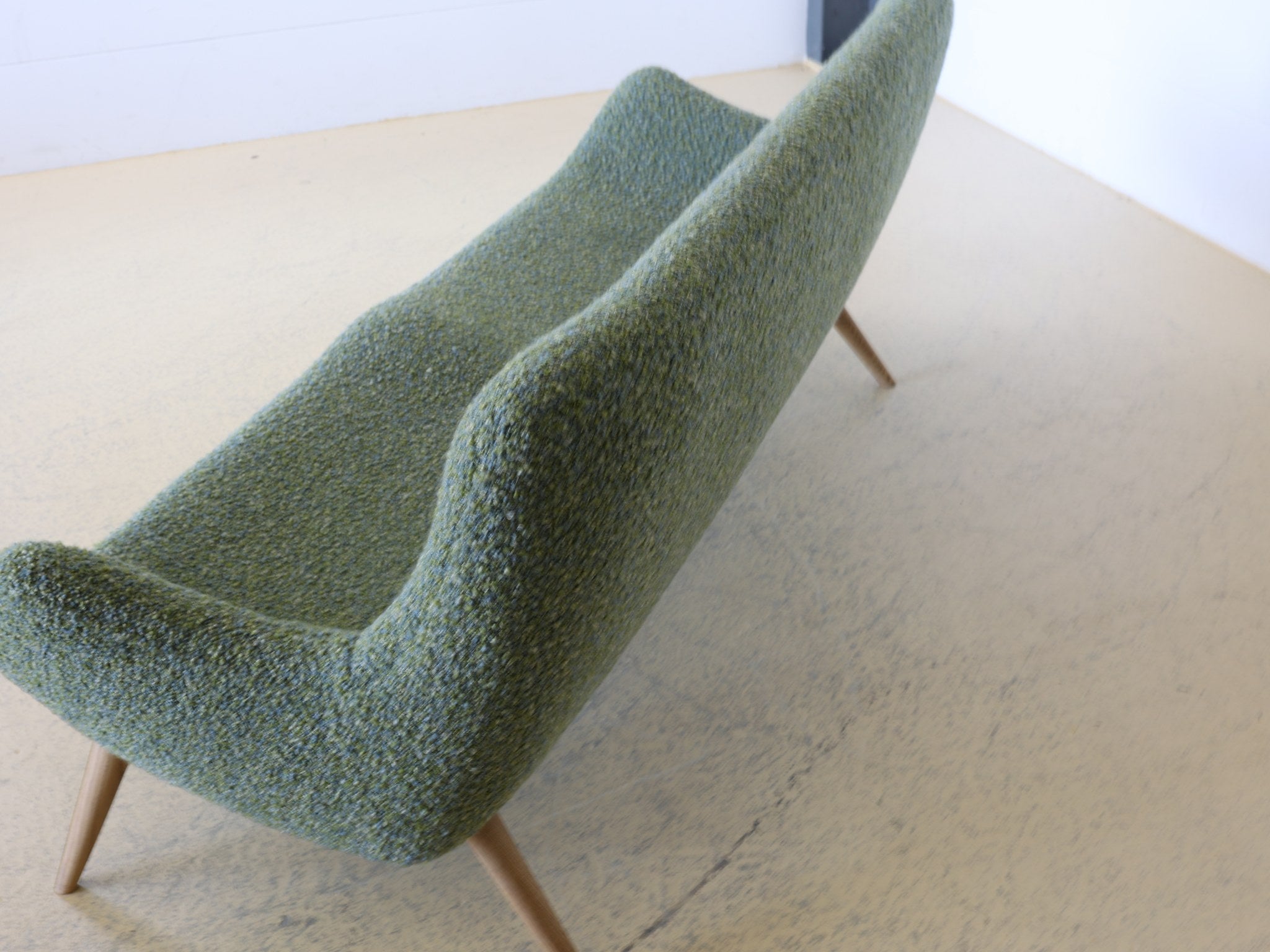 Model 115 Sofa Rückenansicht mit charakteristischer organischer Silhouette