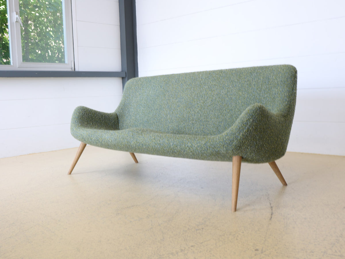 Detailaufnahme Bouclé-Stoff grün-blau meliert auf Artifort Sofa