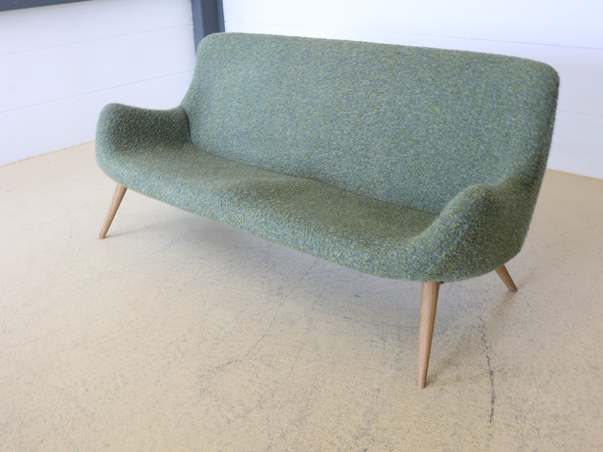 Theo Ruth Model 115 Beindetail mit hellem Buchenholz und schräger Stellung