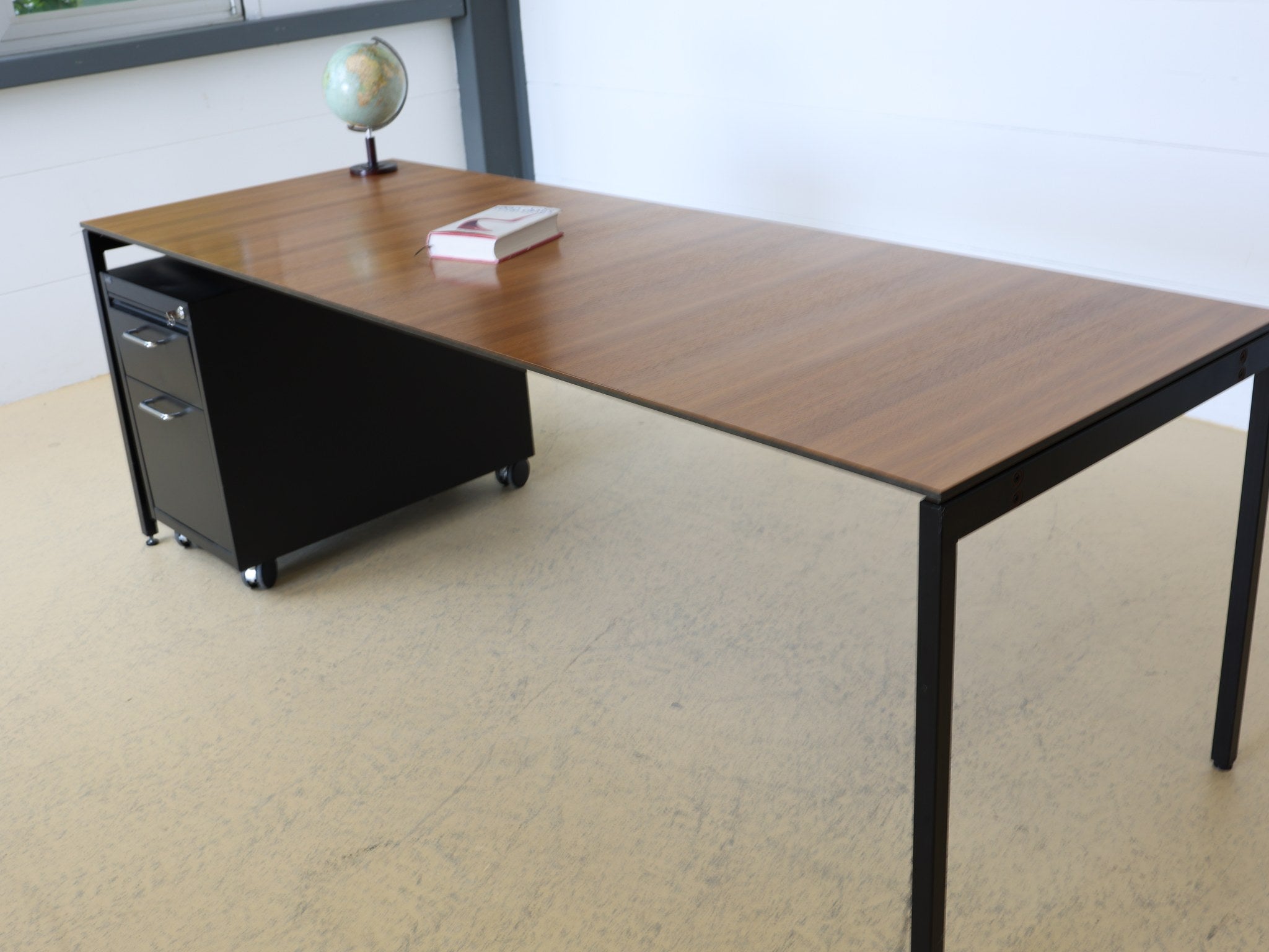 Atelier Alinea Thesis Schreibtisch in Nussbaum mit schwarzem Stahlgestell und Unikorpus 425 Rollcontainer
