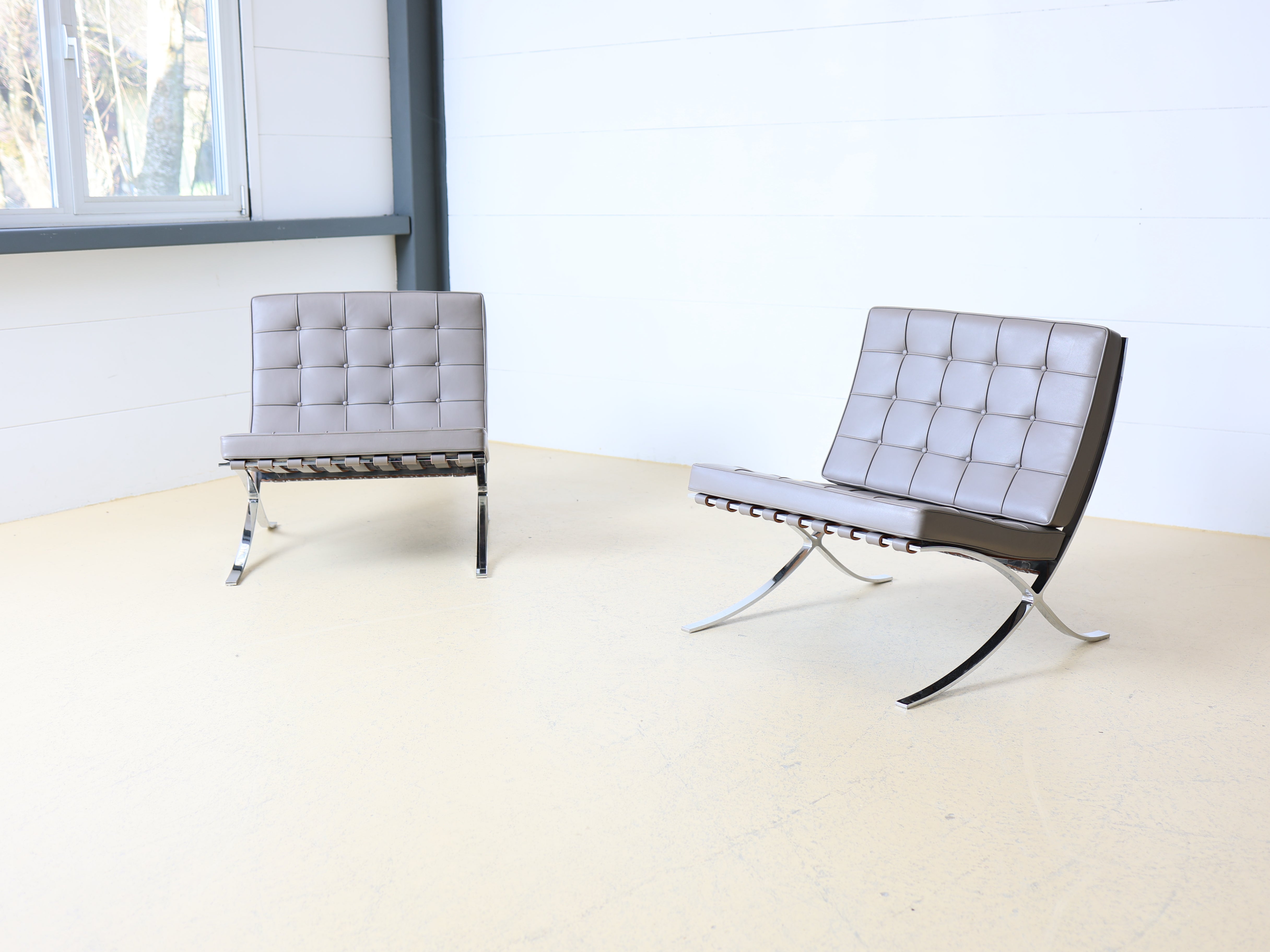 Originaler Barcelona Chair in Grau von Knoll als Occasion. Design von Mies van der Rohe. Geprüfte Vintage-Qualität jetzt bei atelier TILIJA kaufen.