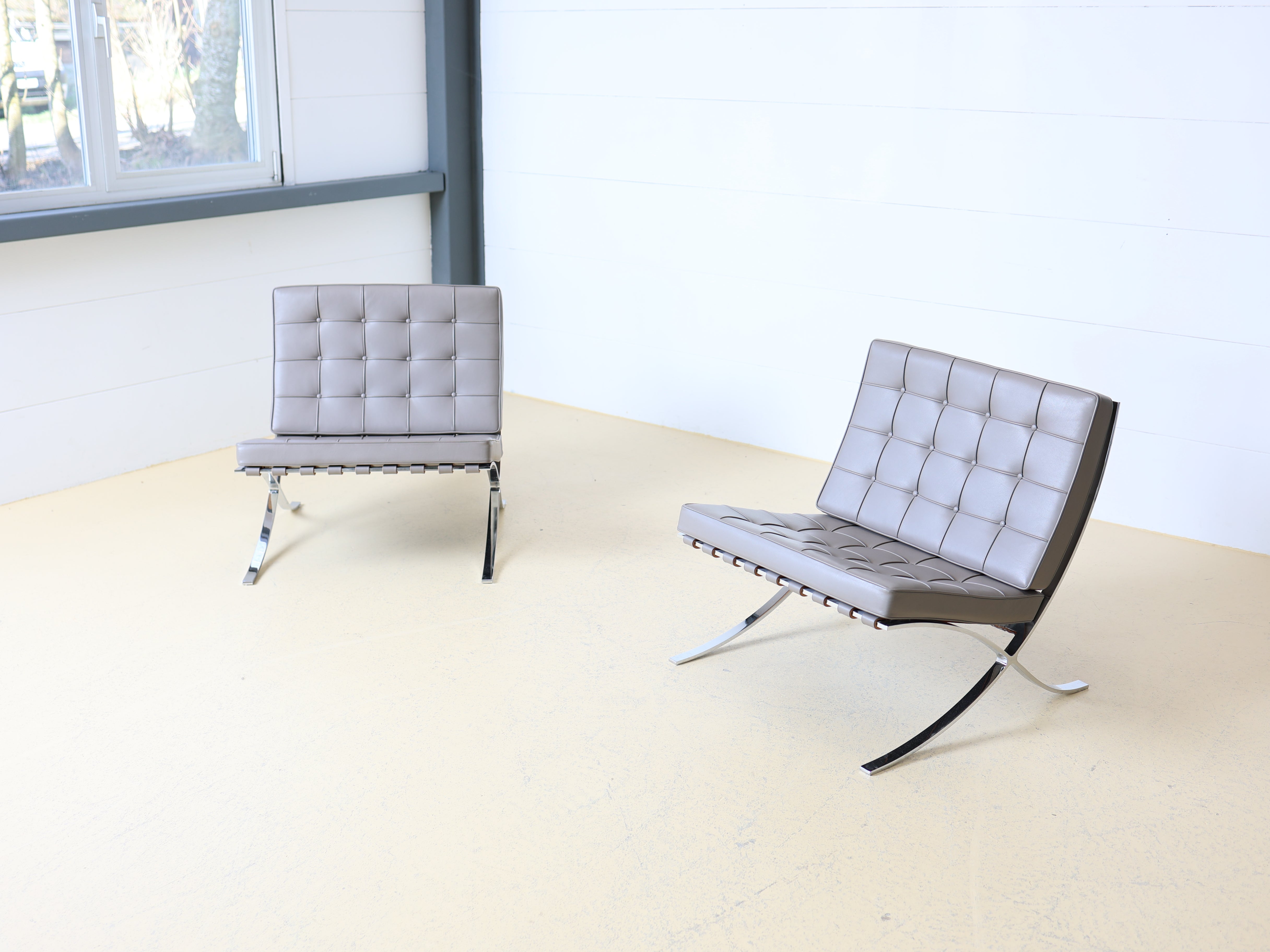 Originaler Barcelona Chair in Grau von Knoll als Occasion. Design von Mies van der Rohe. Geprüfte Vintage-Qualität jetzt bei atelier TILIJA kaufen.