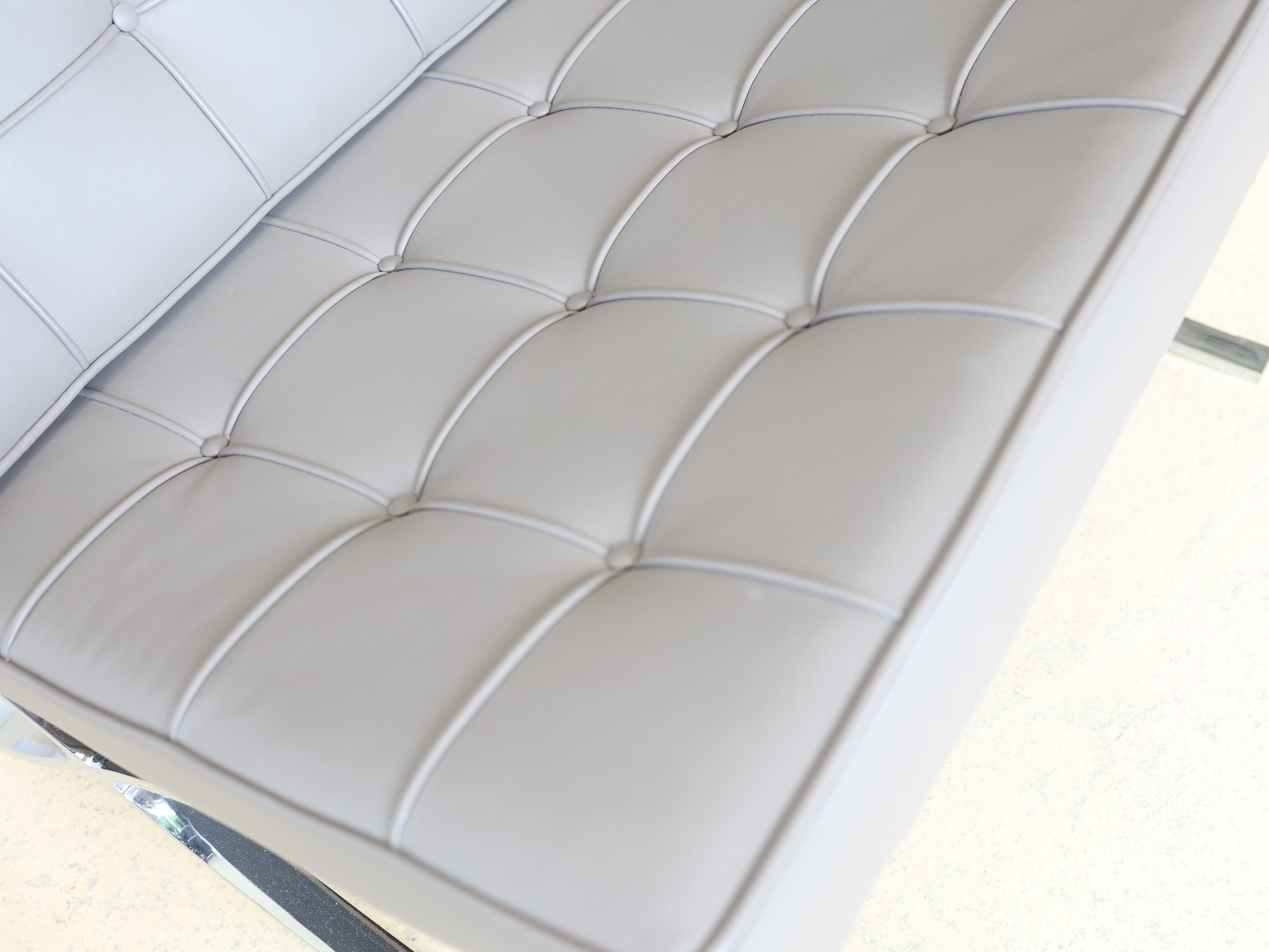 Originaler Barcelona Chair in Grau von Knoll als Occasion. Design von Mies van der Rohe. Geprüfte Vintage-Qualität jetzt bei atelier TILIJA kaufen.