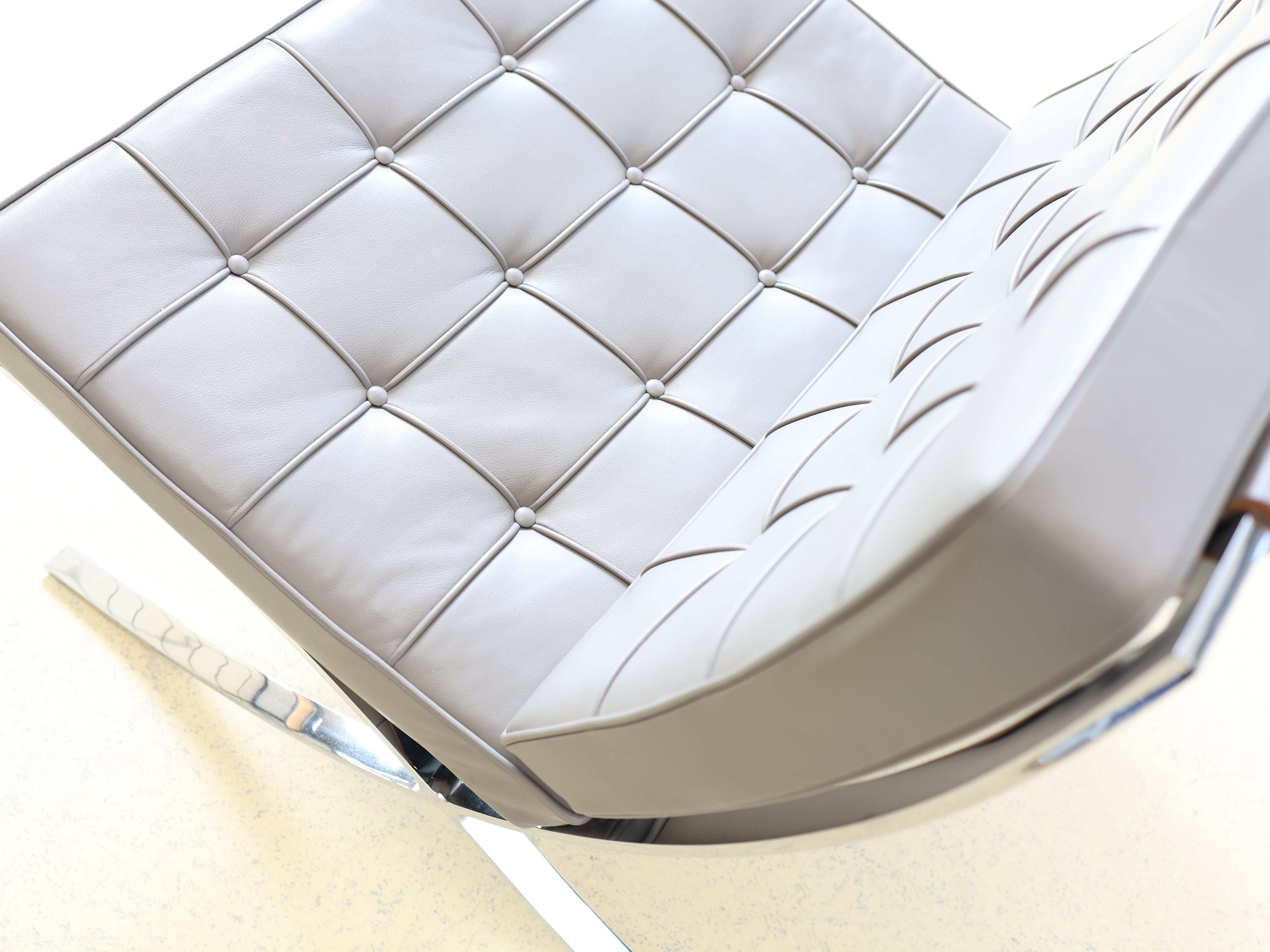 Originaler Barcelona Chair in Grau von Knoll als Occasion. Design von Mies van der Rohe. Geprüfte Vintage-Qualität jetzt bei atelier TILIJA kaufen.