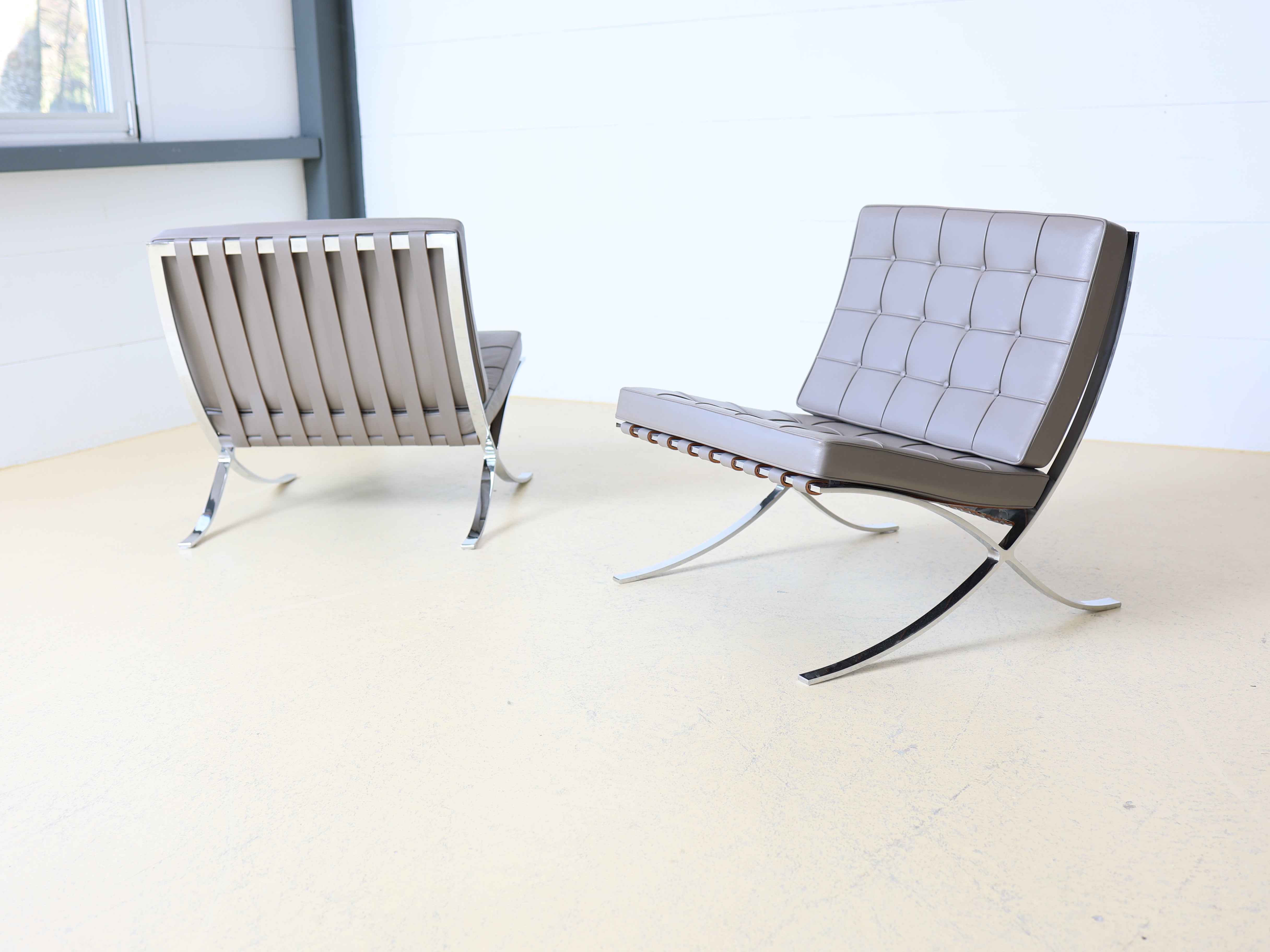Originaler Barcelona Chair in Grau von Knoll als Occasion. Design von Mies van der Rohe. Geprüfte Vintage-Qualität jetzt bei atelier TILIJA kaufen.