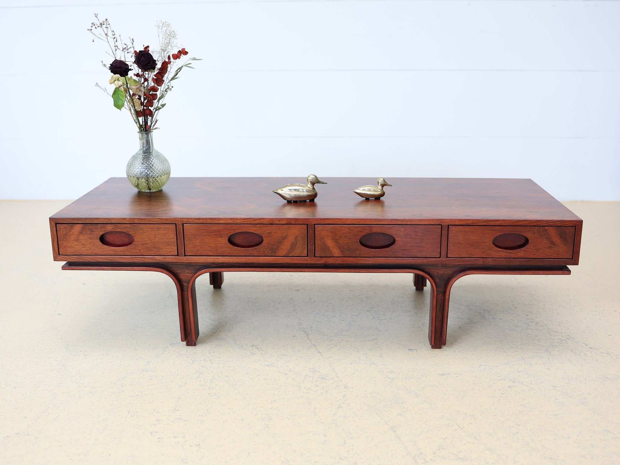Mid-Century Palisander Couchtisch mit 4 Schubladen und geschwungenen Beinen