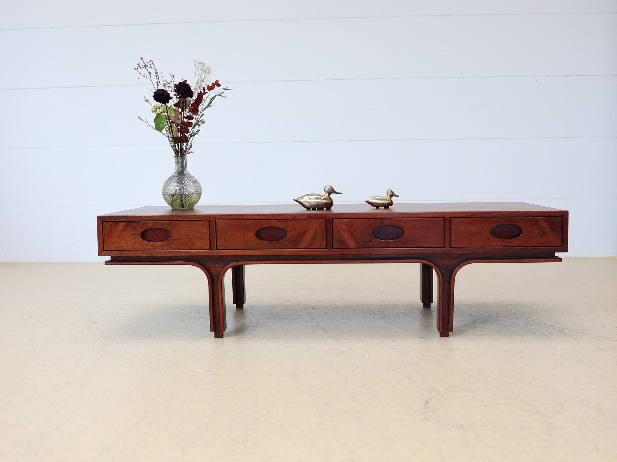 Rosewood Couchtisch Seitenansicht mit charakteristischer Bogenform