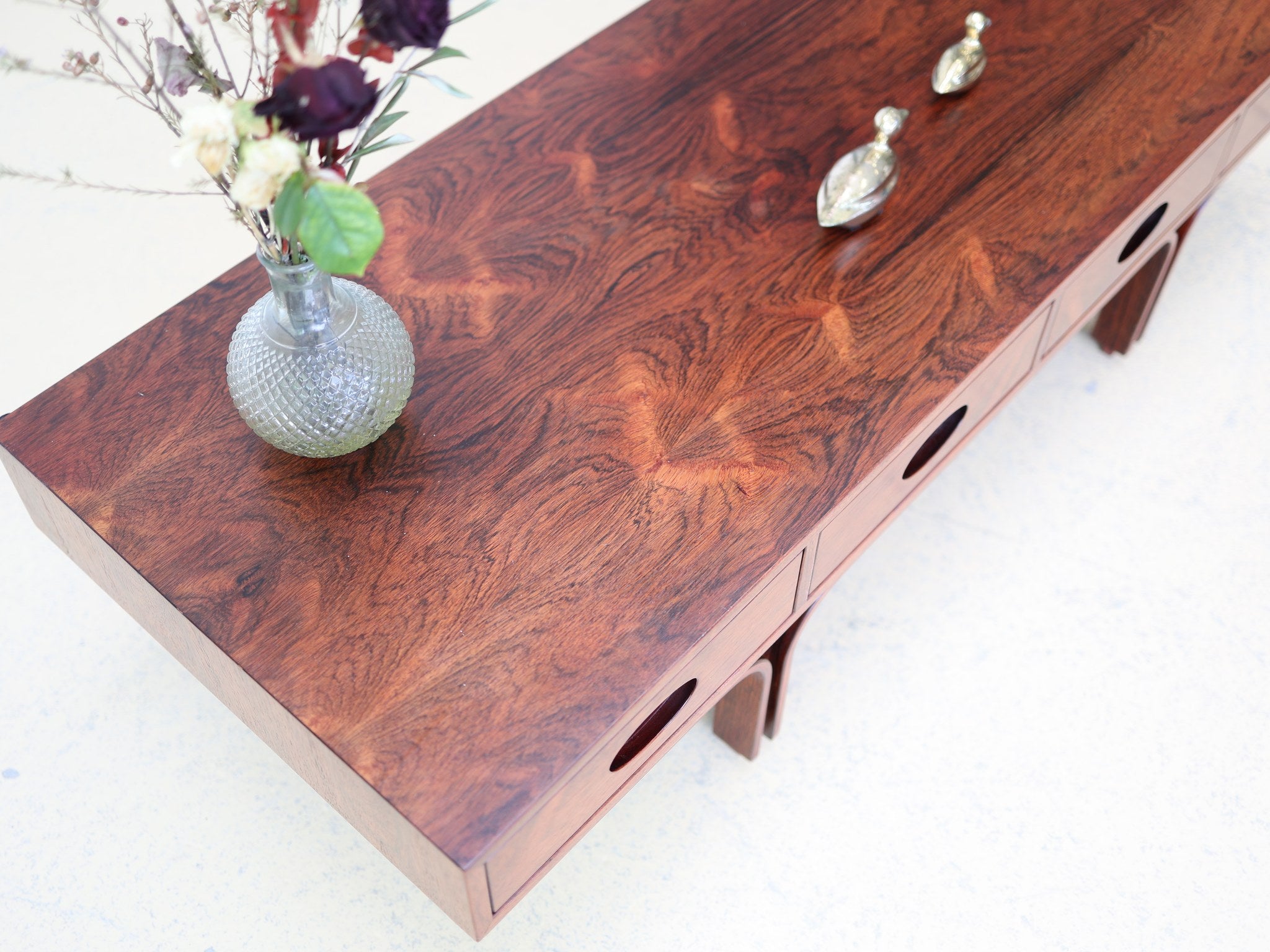 Mid-Century Couchtisch Schubladendetail in Palisander
