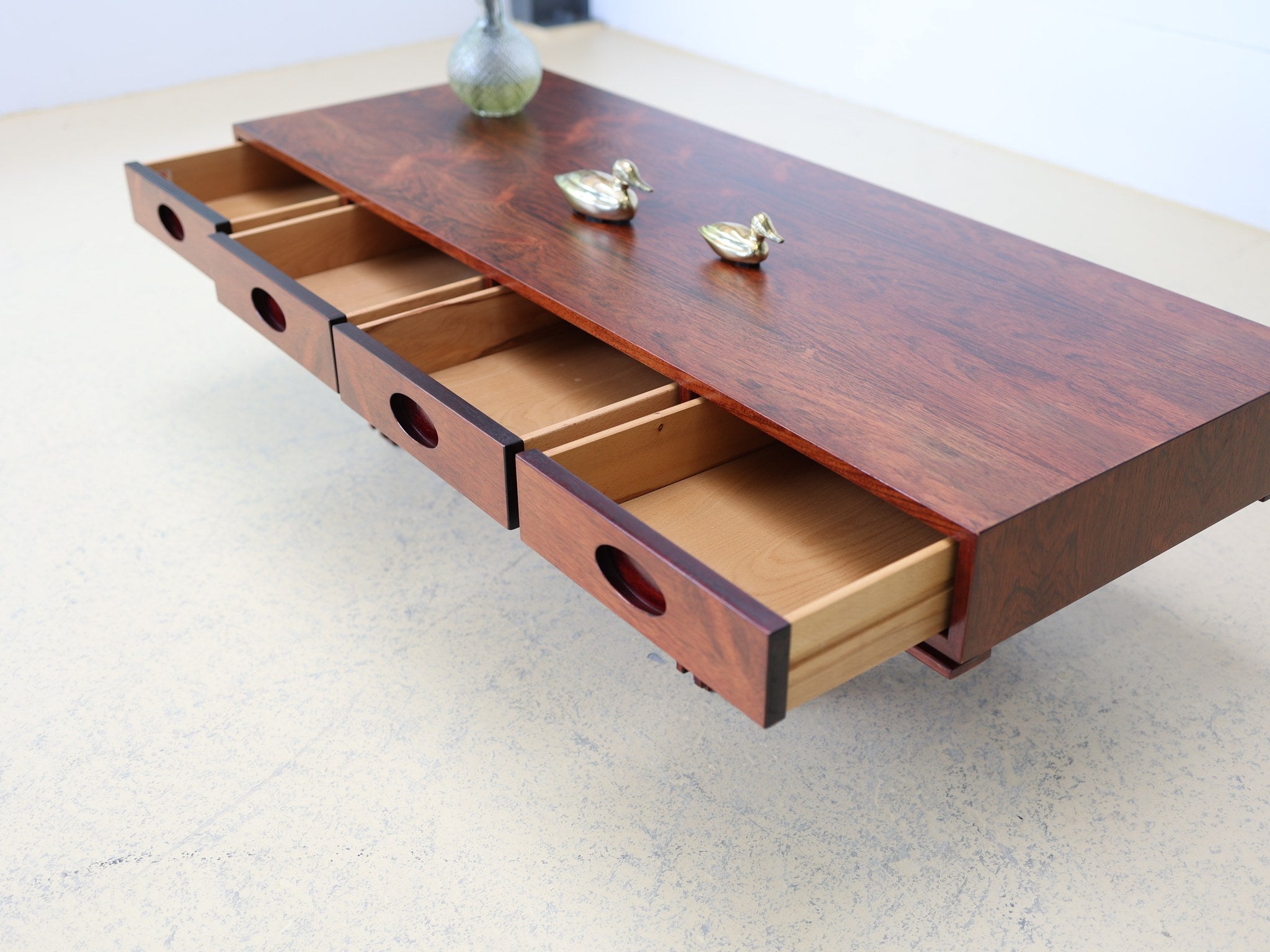 Couchtisch Rosewood mit hochglänzend polierter Oberfläche