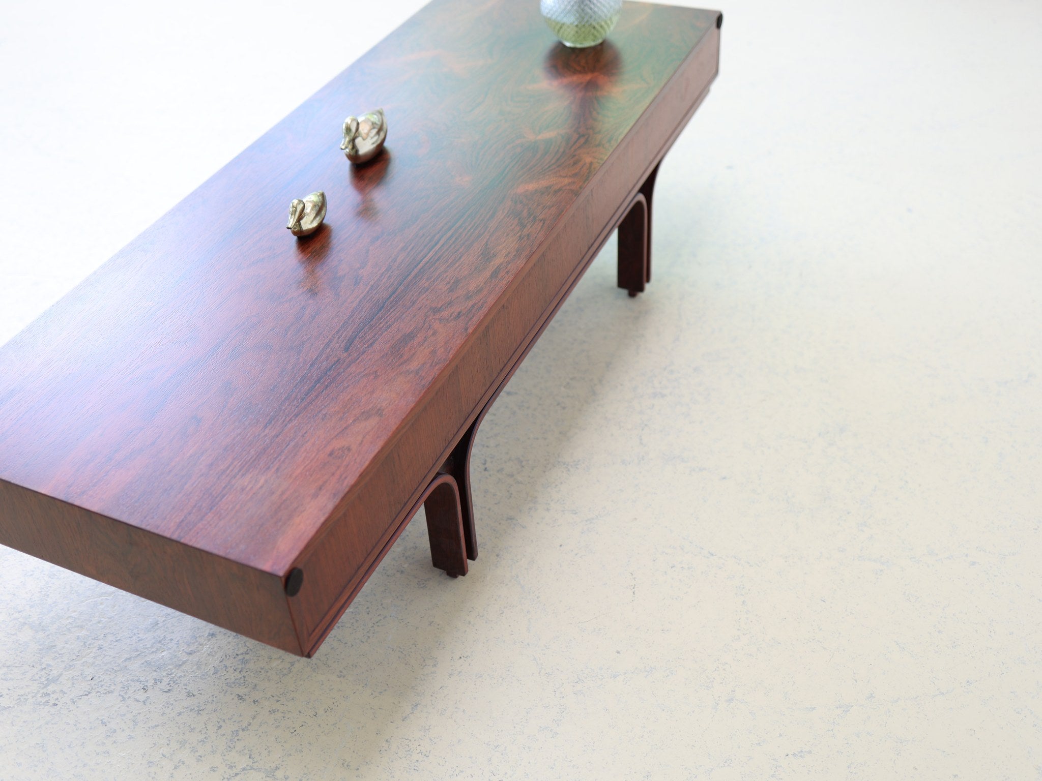 Mid-Century Modern Couchtisch Holzmaserung Nahaufnahme