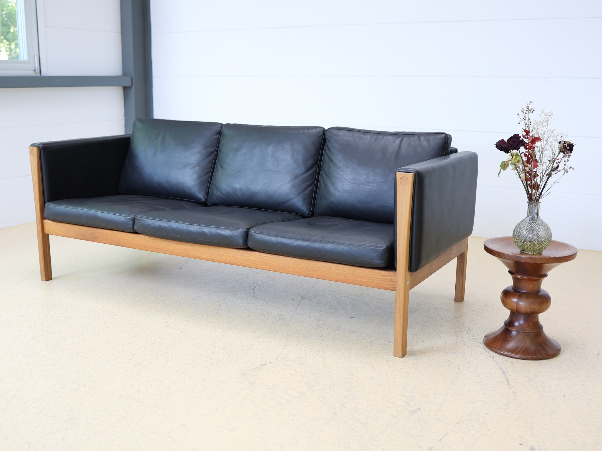 Hans Wegner CH163 Sofa von Carl Hansen in schwarzem Leder und Eiche Frontalansicht