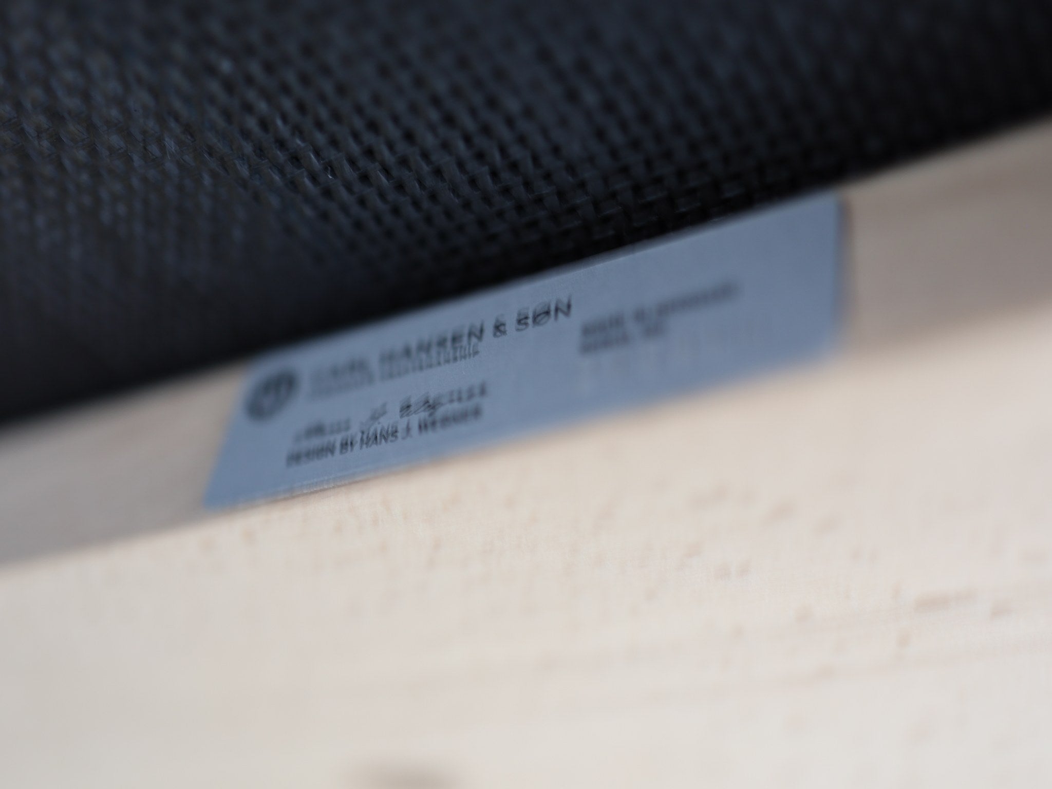 CH163 Ledersofa Eiche Detail der traditionellen Holzverbindungen