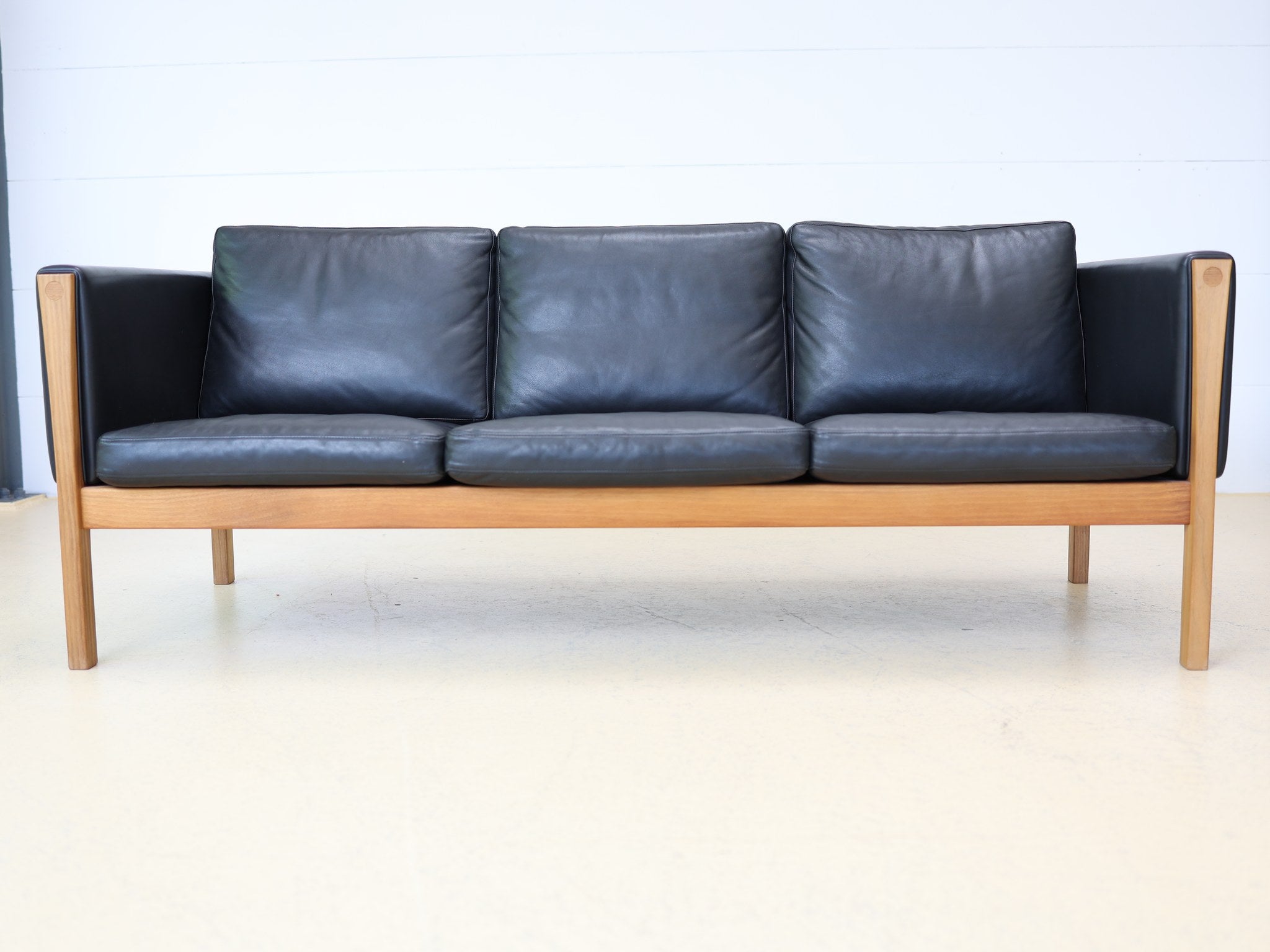 CH163 Dreisitzer Sofa Detailansicht der charakteristischen Holzdübel an Armlehne