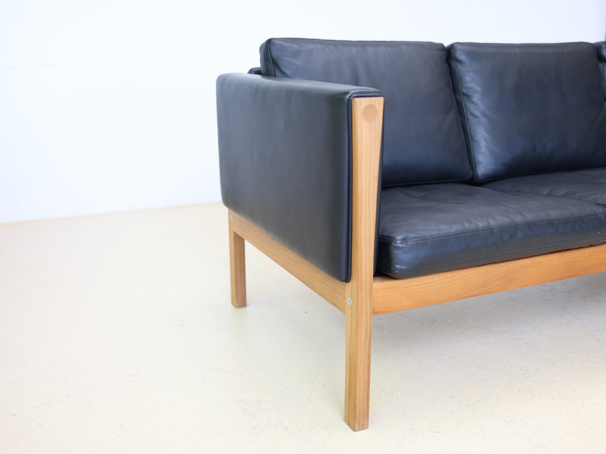 Wegner CH163 Carl Hansen Ledersofa seitliche Perspektive zeigt Eichengestell