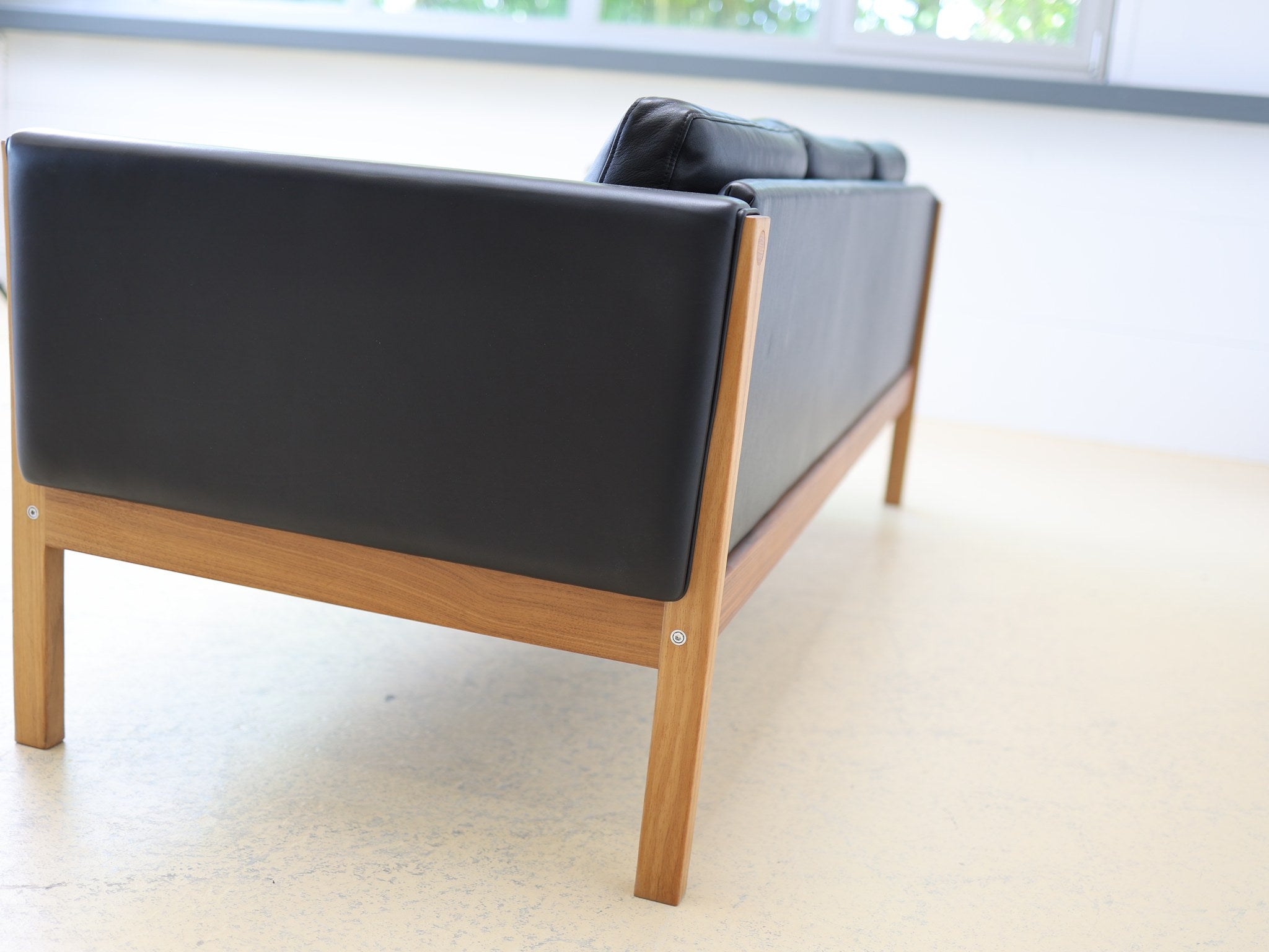 Carl Hansen CH163 Detailaufnahme der geölten Eiche Armlehne mit Holzverbindung