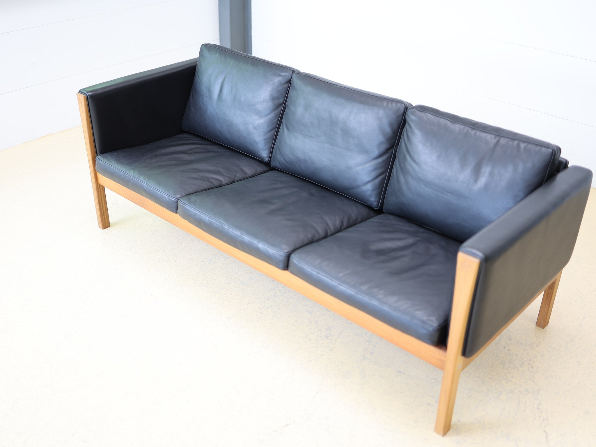 CH163 Sofa Detail der losen Sitzkissen auf Lederummantelung