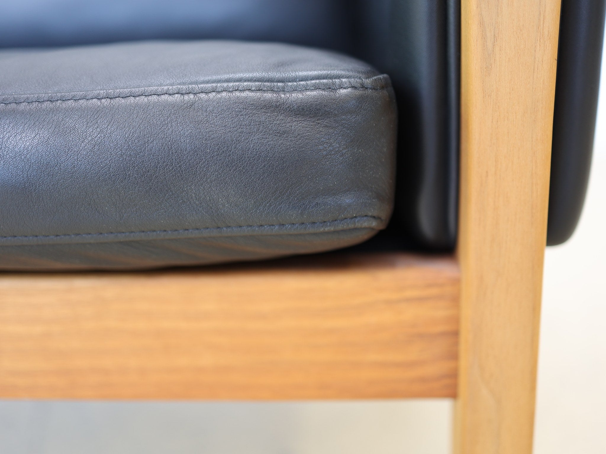Hans Wegner CH163 Carl Hansen Sofa Perspektive von schräg vorne