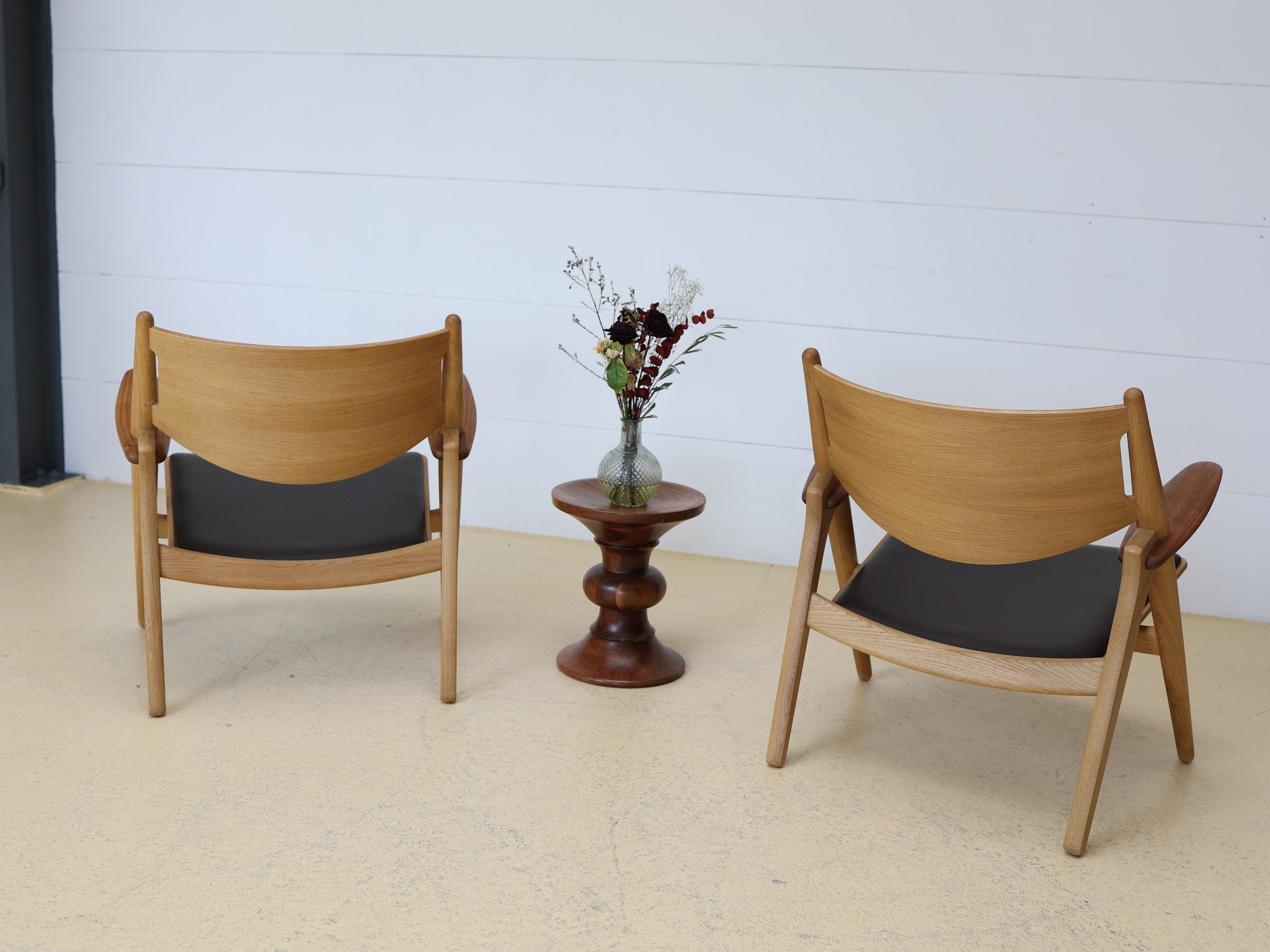 Hans Wegner CH28 Sawbuck Chair Paar von Carl Hansen in Eiche mit schwarzem Leder