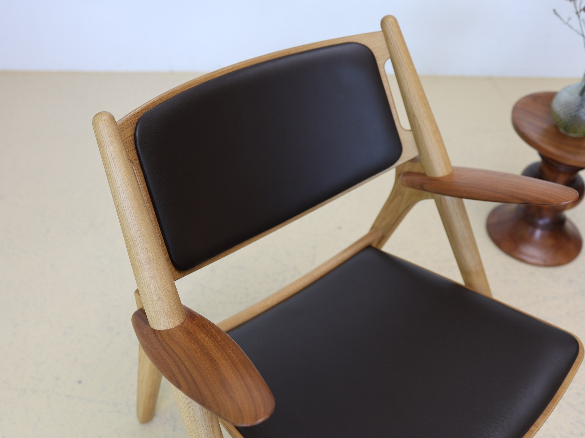 Hans Wegner Sawbuck Chair Gesamtansicht im Wohnambiente