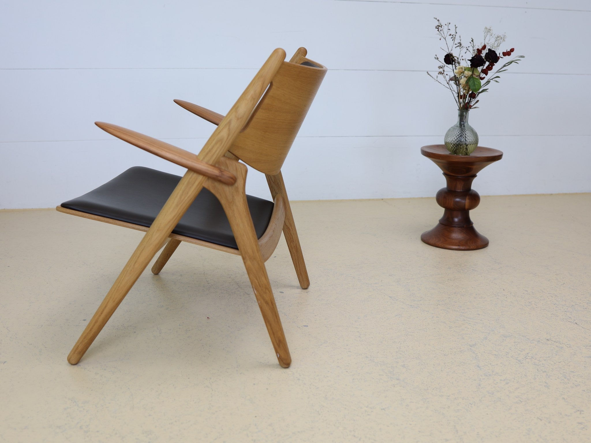 Wegner CH28 Armlehne aus Walnussholz mit traditioneller Zapfenverbindung