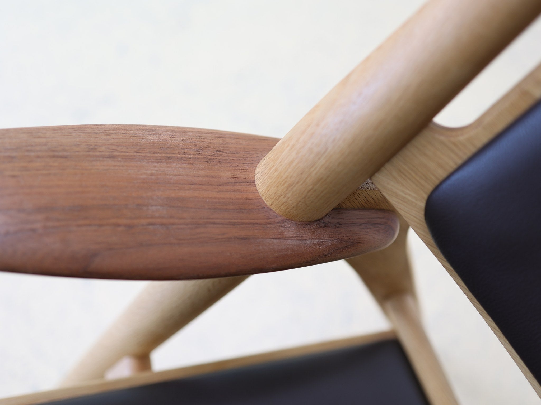 CH28 Sessel Seitenansicht zeigt organische Formgebung von Hans Wegner