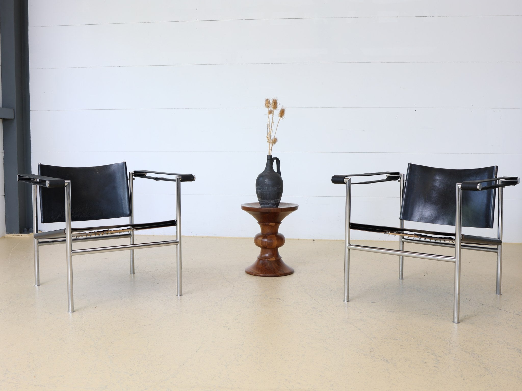 Cassina LC1 Basculant Detail der mattverchromten Stahlrohr-Verbindungen mit Schraubkappen