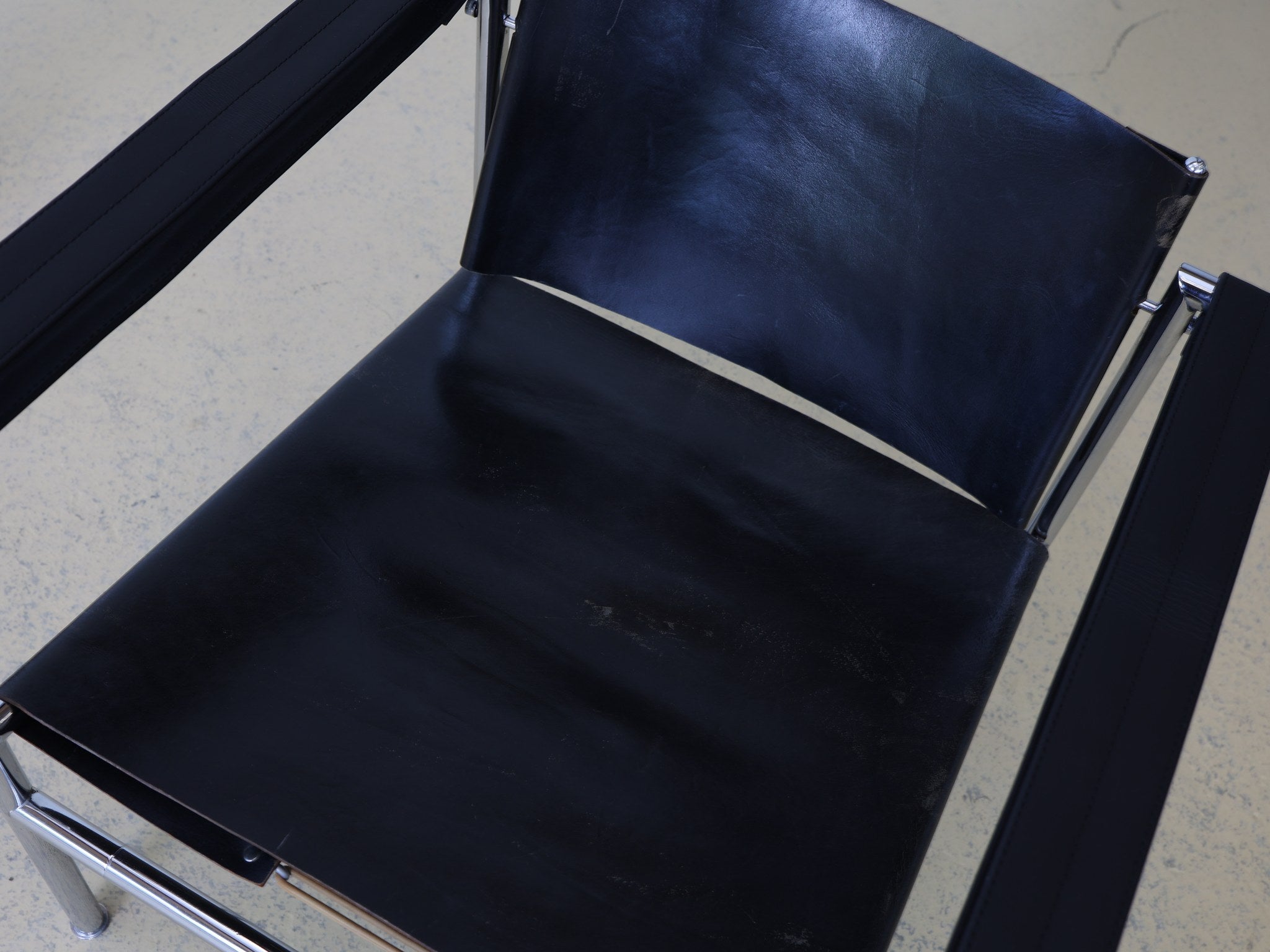 Le Corbusier LC1 schwarzes Sattelleder Nahaufnahme mit authentischer Patina