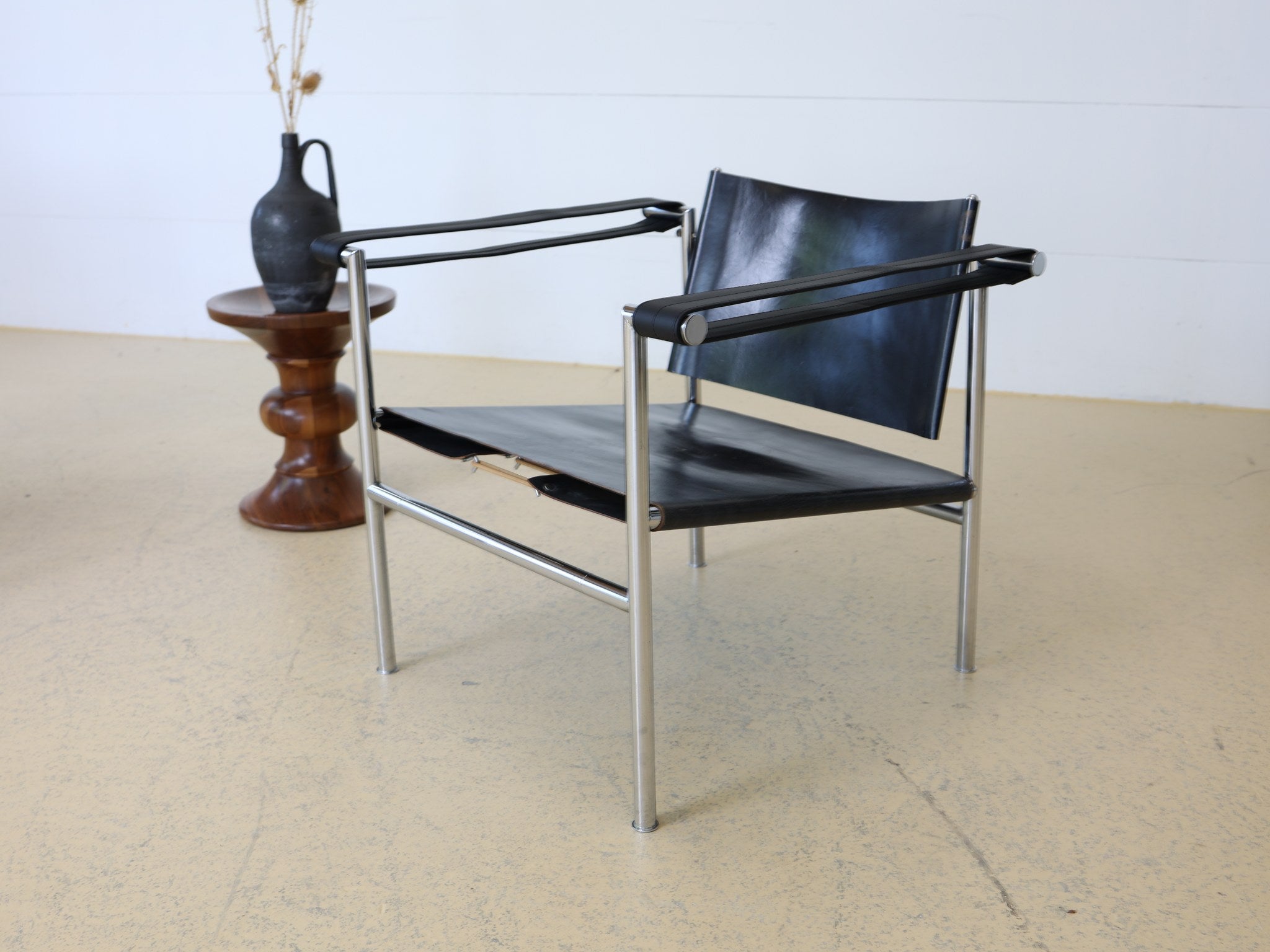 Le Corbusier Kippsessel LC1 von Cassina Detail der Leder-Armlehne mit Endkappe