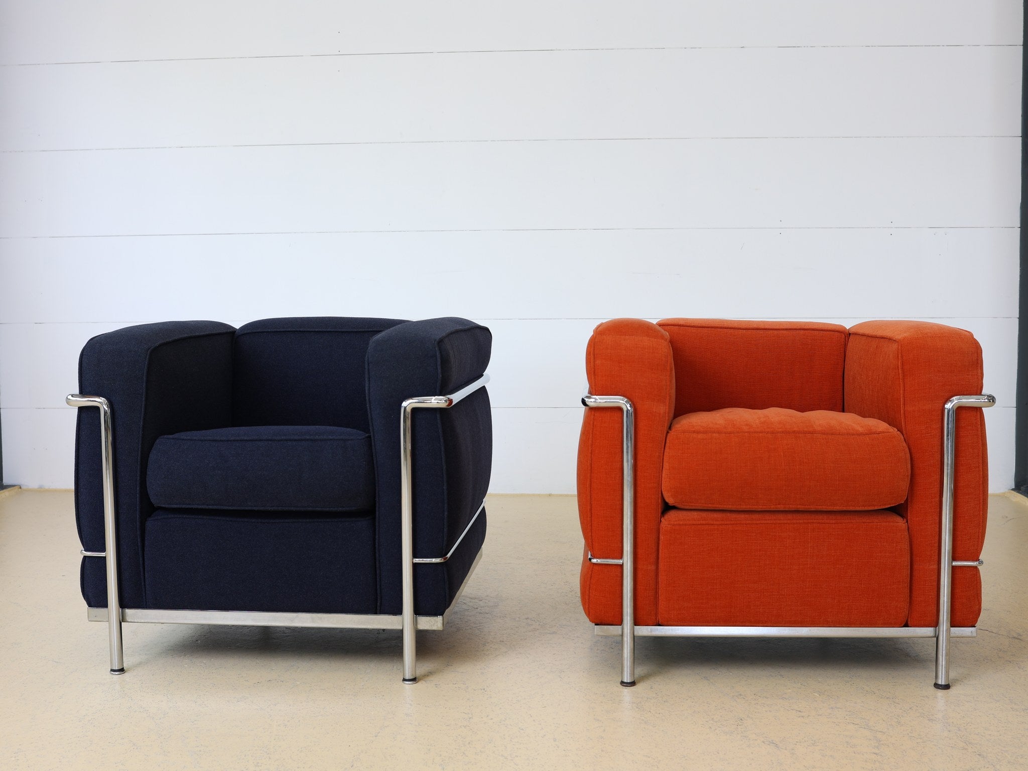 Cassina LC2 Sessel Orange, kubische Polsterform im Detail
