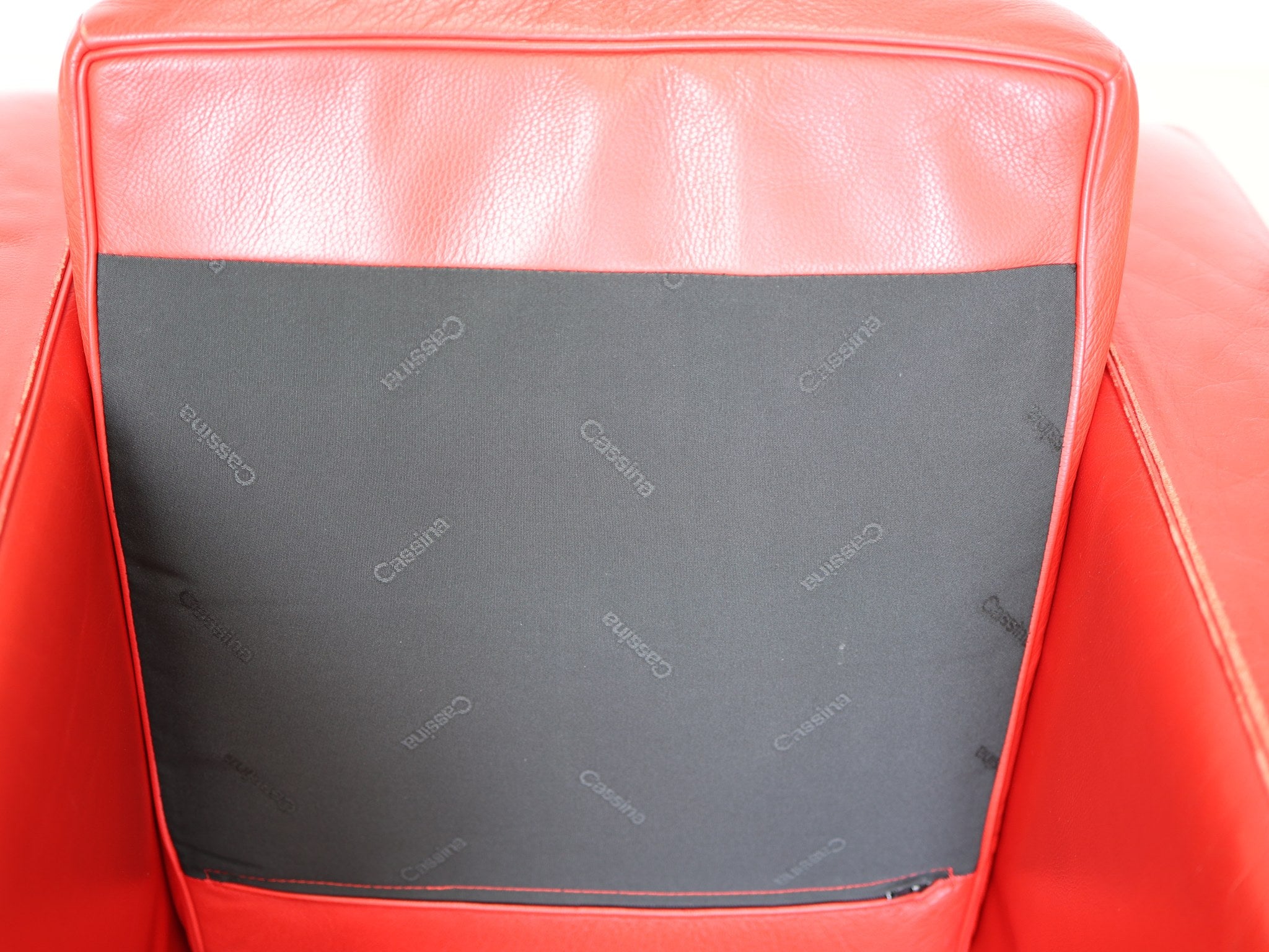 Cassina LC2 Sessel Rot, seitliche Perspektive zeigt charakteristische Kissenform
